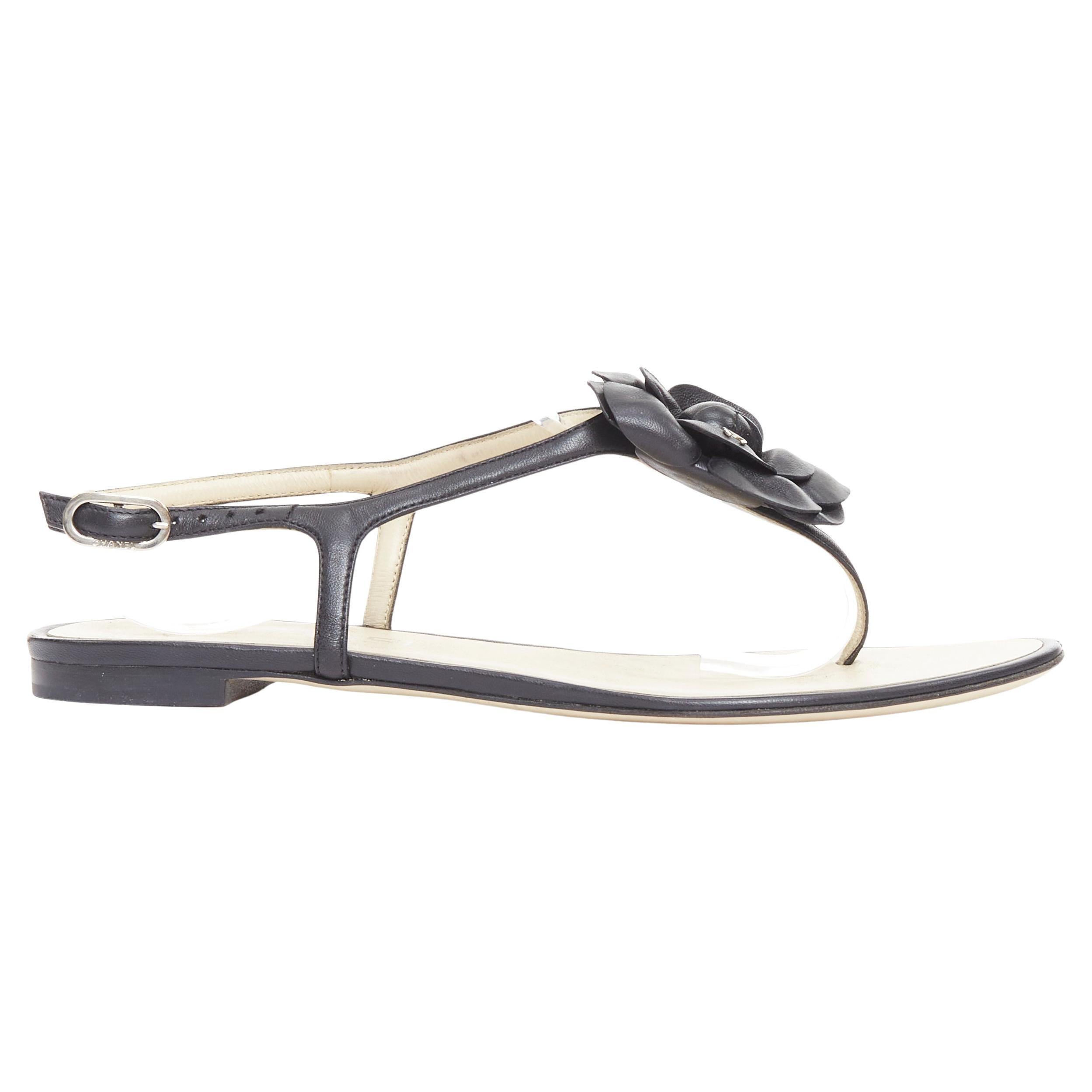 CHANEL cuir noir argenté logo CC camélia plat T strap sandales EU37.5 en vente