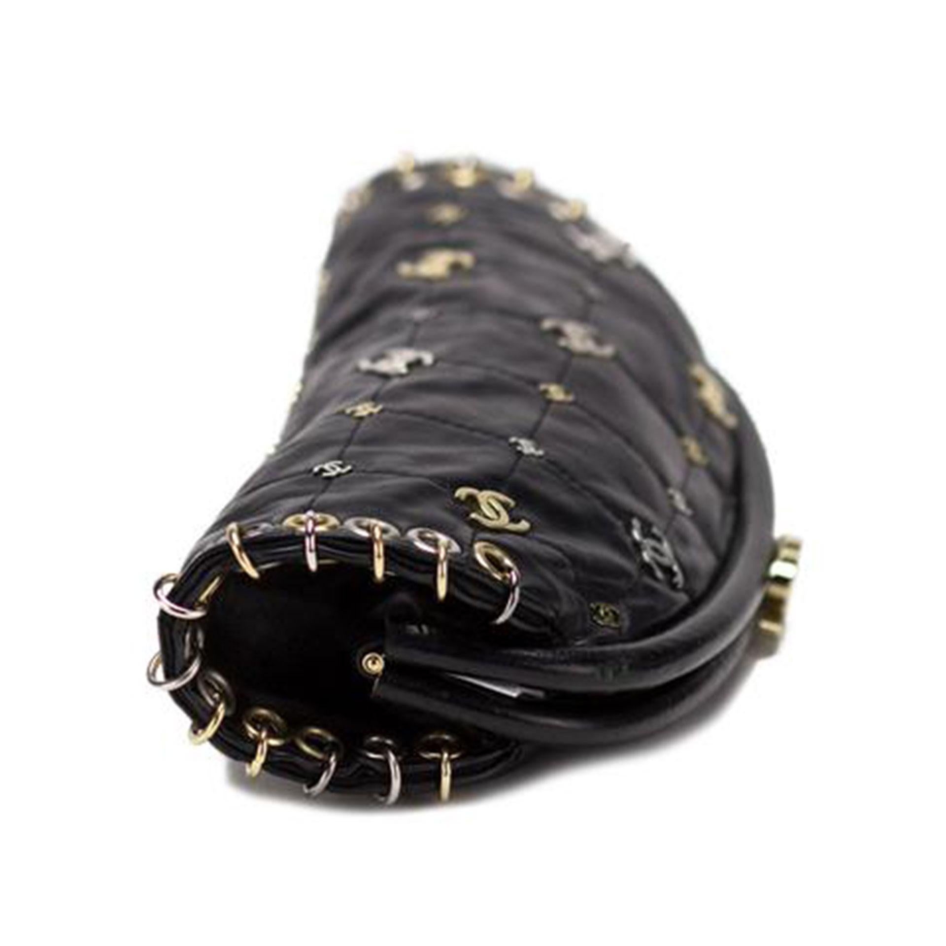 Chanel Clutch Gala in pelle nera con charm d'argento in vendita 5
