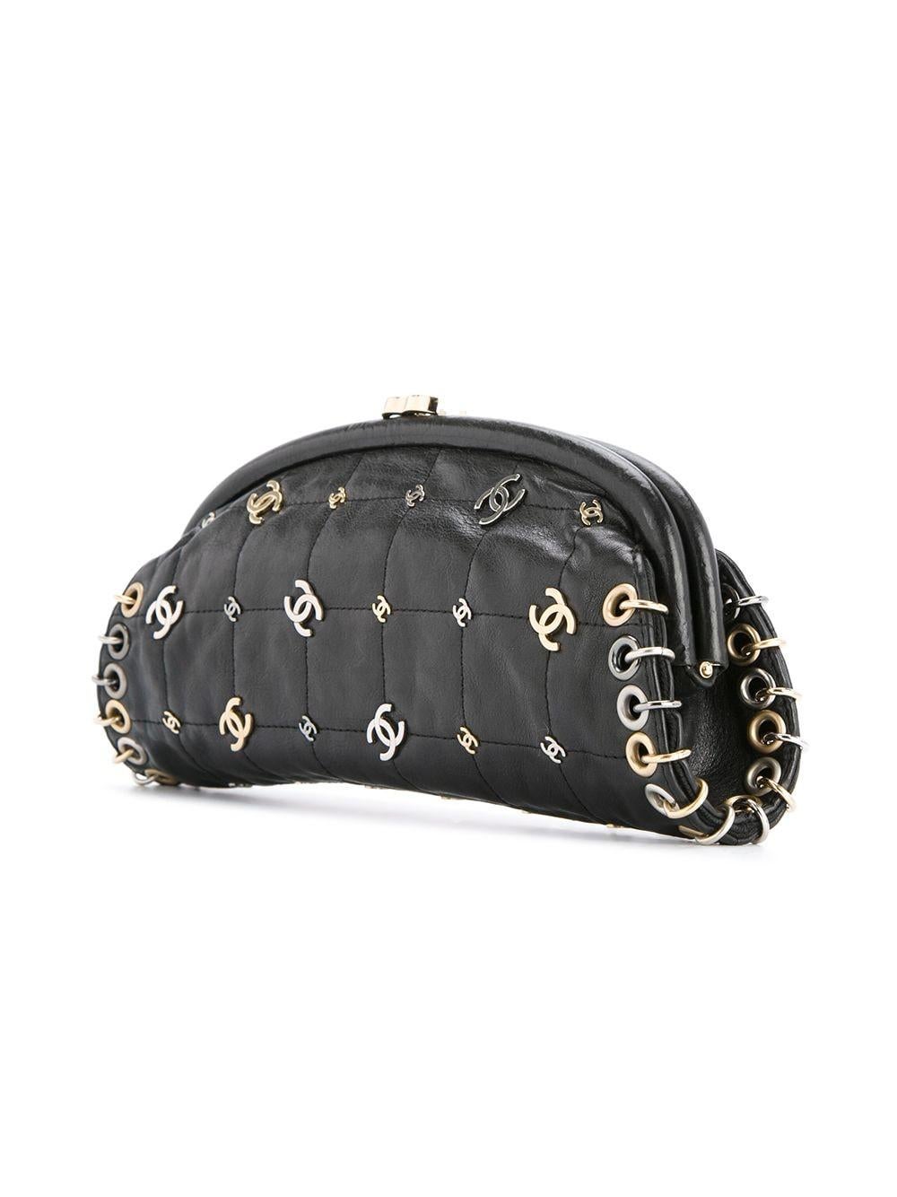 Chanel Clutch Gala in pelle nera con charm d'argento in vendita 6