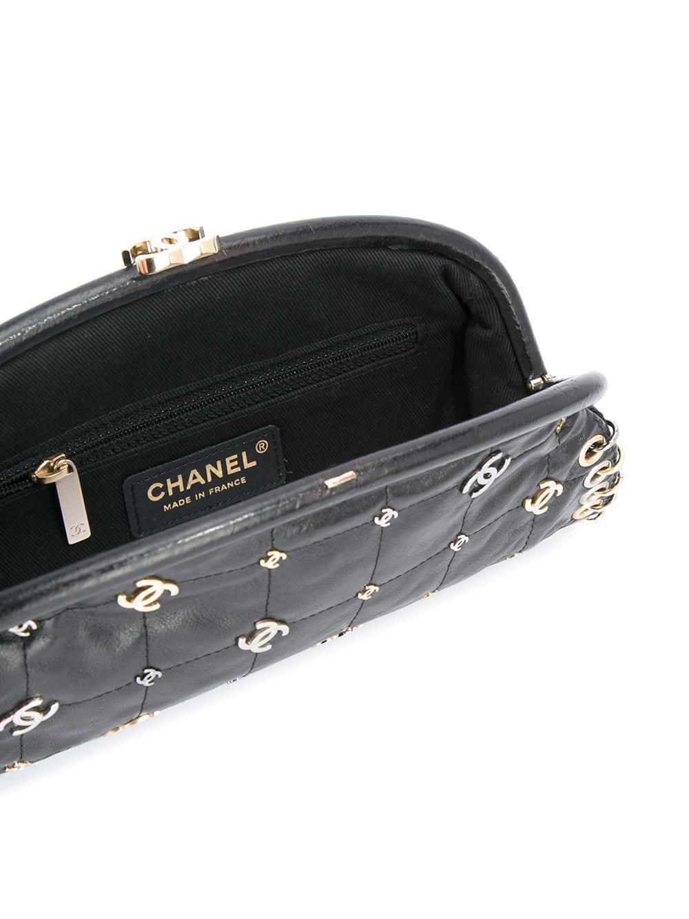 Chanel Clutch Gala in pelle nera con charm d'argento in vendita 7