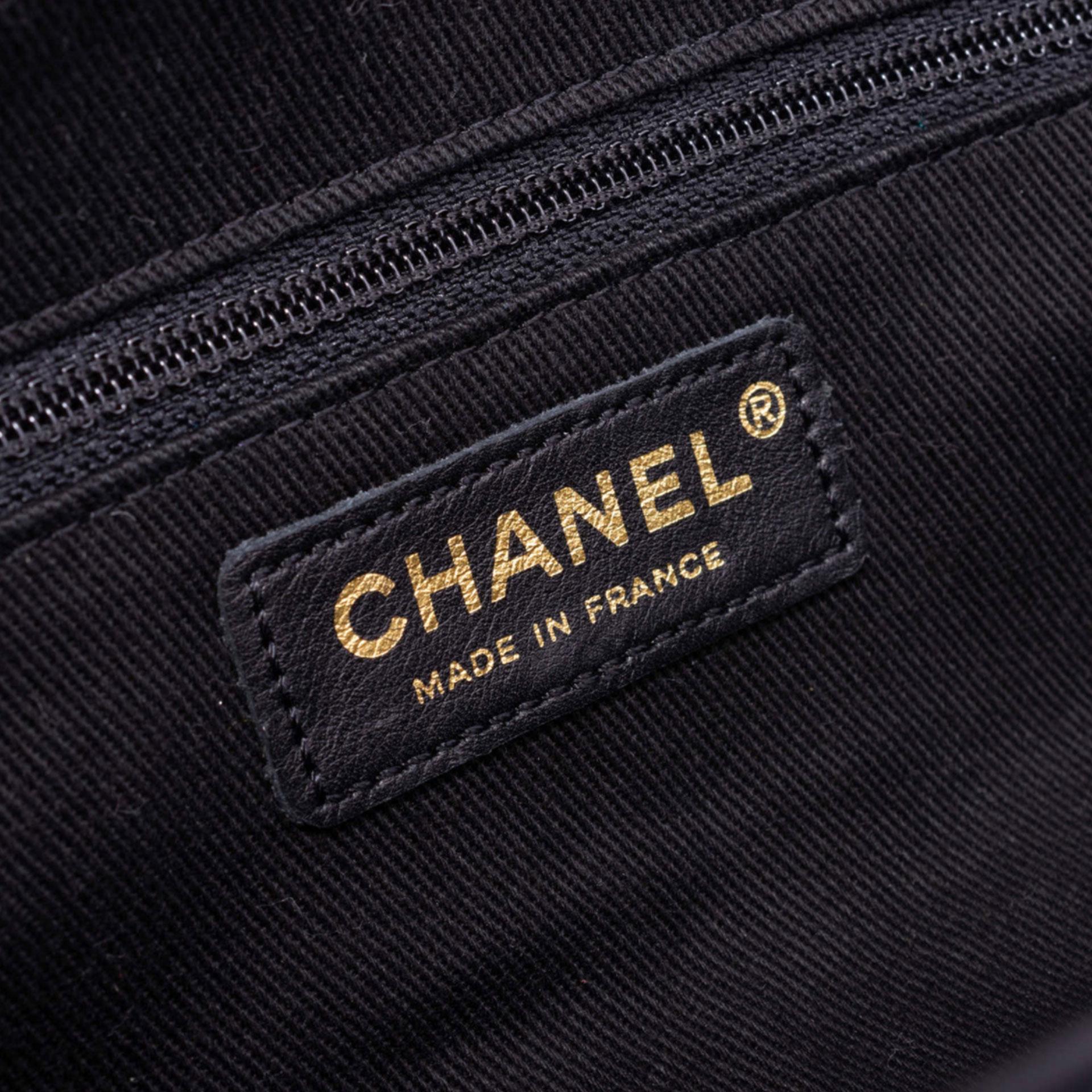 Chanel Clutch Gala in pelle nera con charm d'argento in vendita 8
