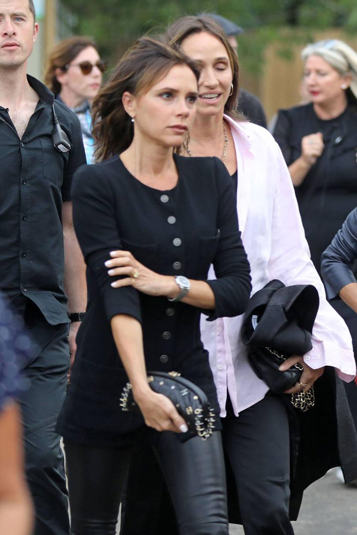 Chanel Clutch Gala in pelle nera con charm d'argento in vendita 10