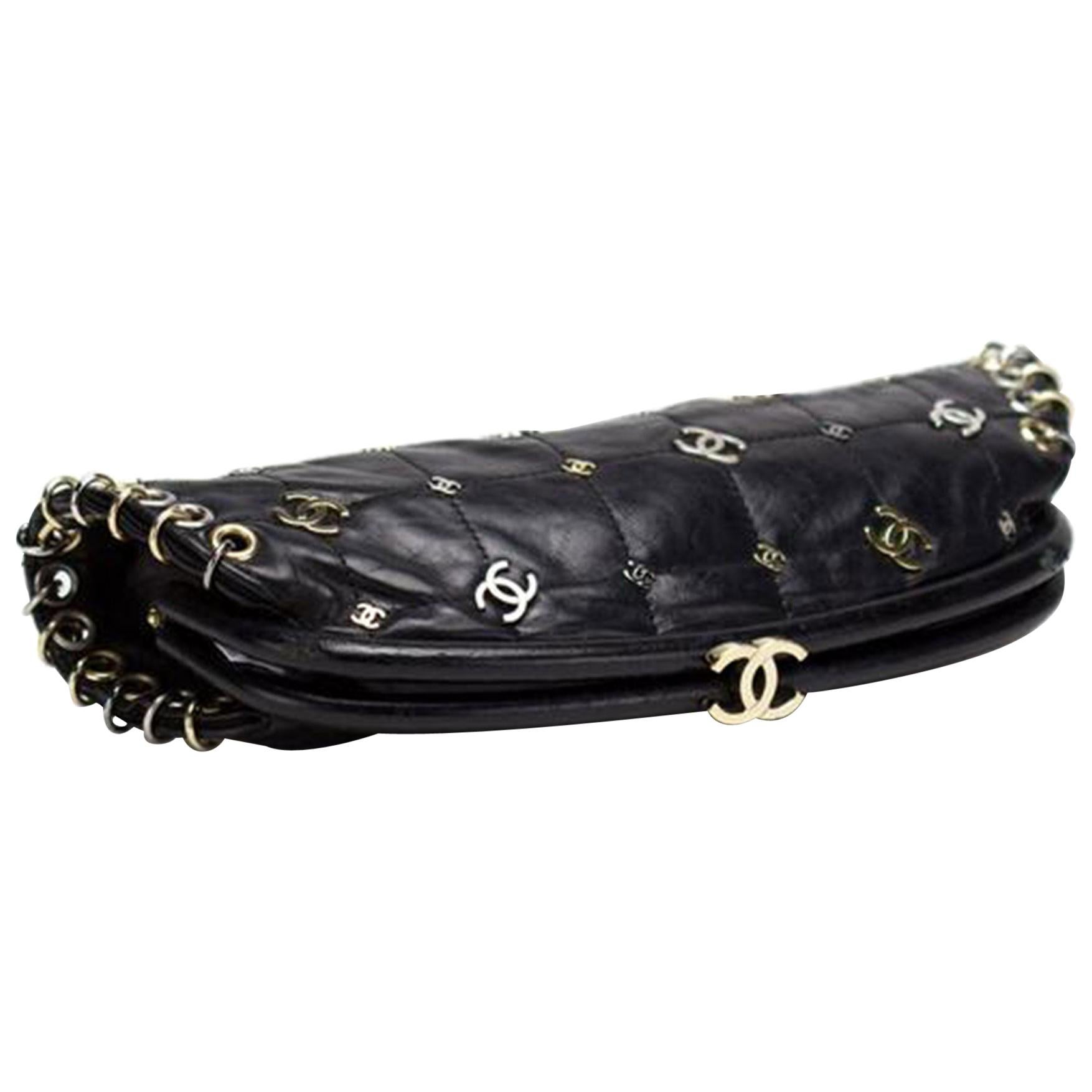 da uomo o donna Chanel Clutch Gala in pelle nera con charm d'argento in vendita