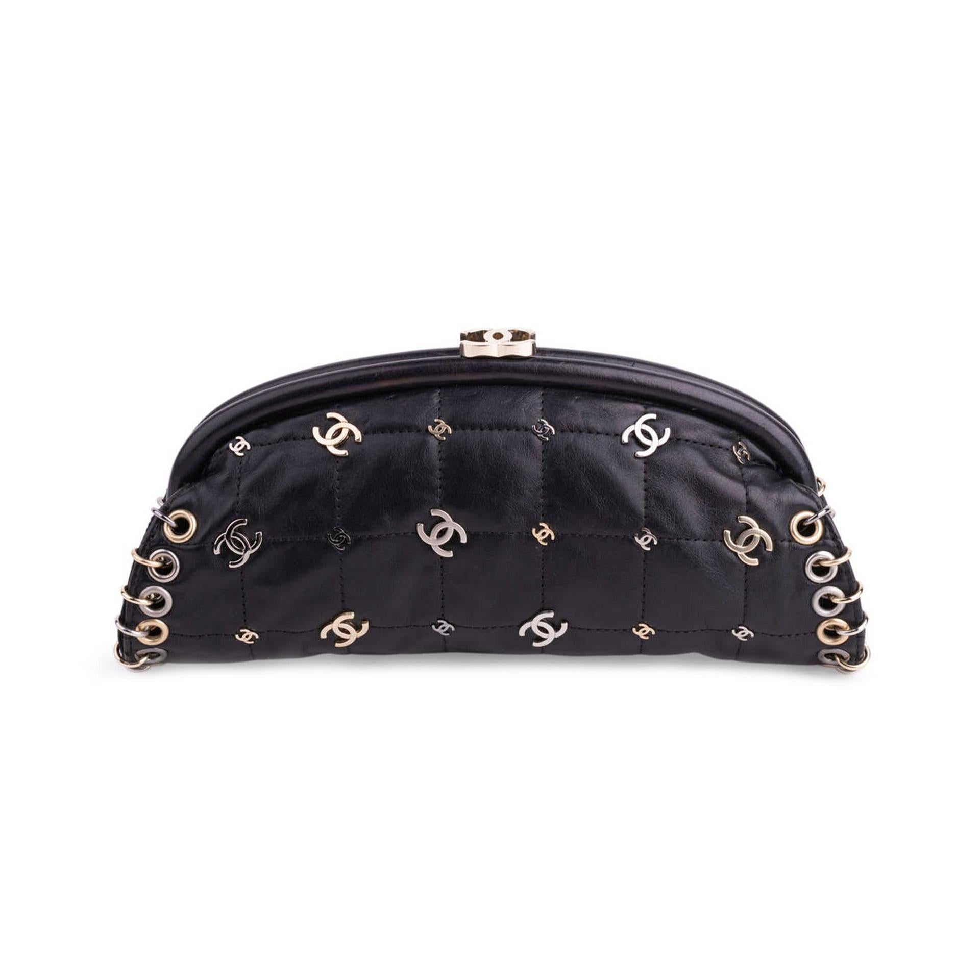 Chanel Clutch Gala in pelle nera con charm d'argento in vendita 3