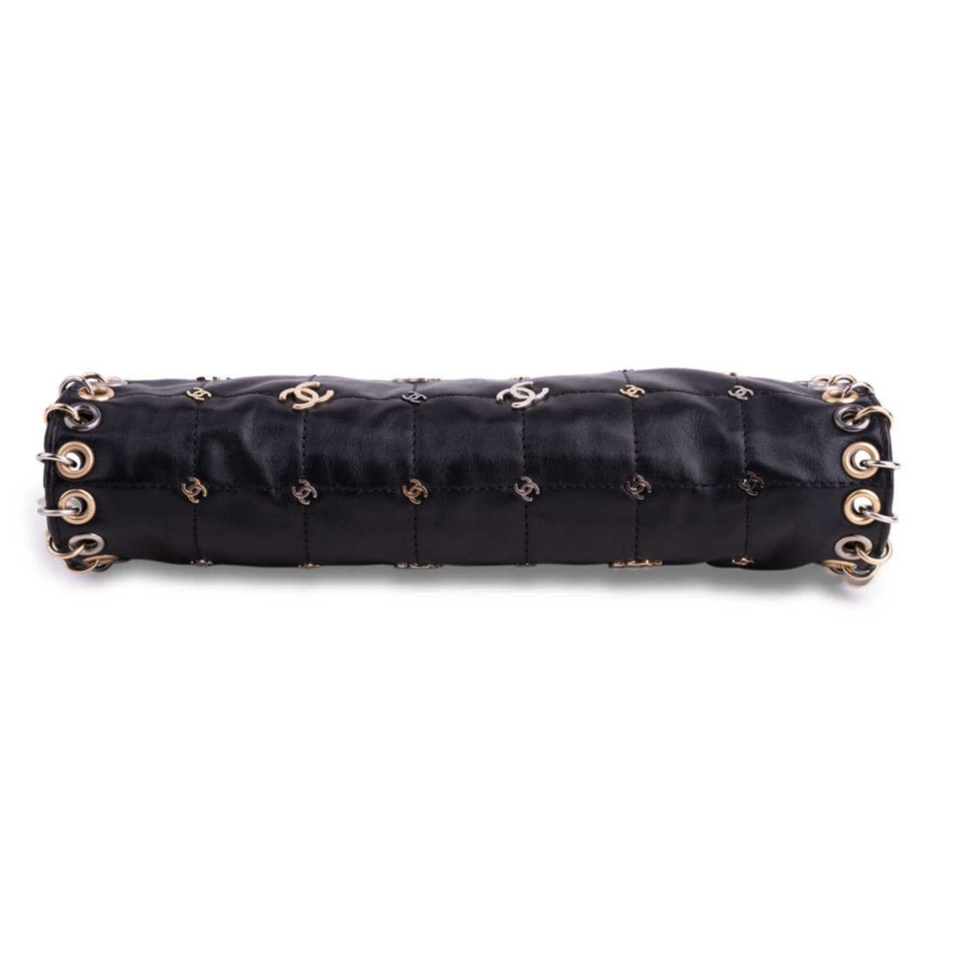 Chanel Clutch Gala in pelle nera con charm d'argento in vendita 4
