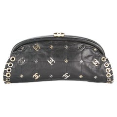 Chanel Cartera de mano Gala de cuero negro con dijes plateados
