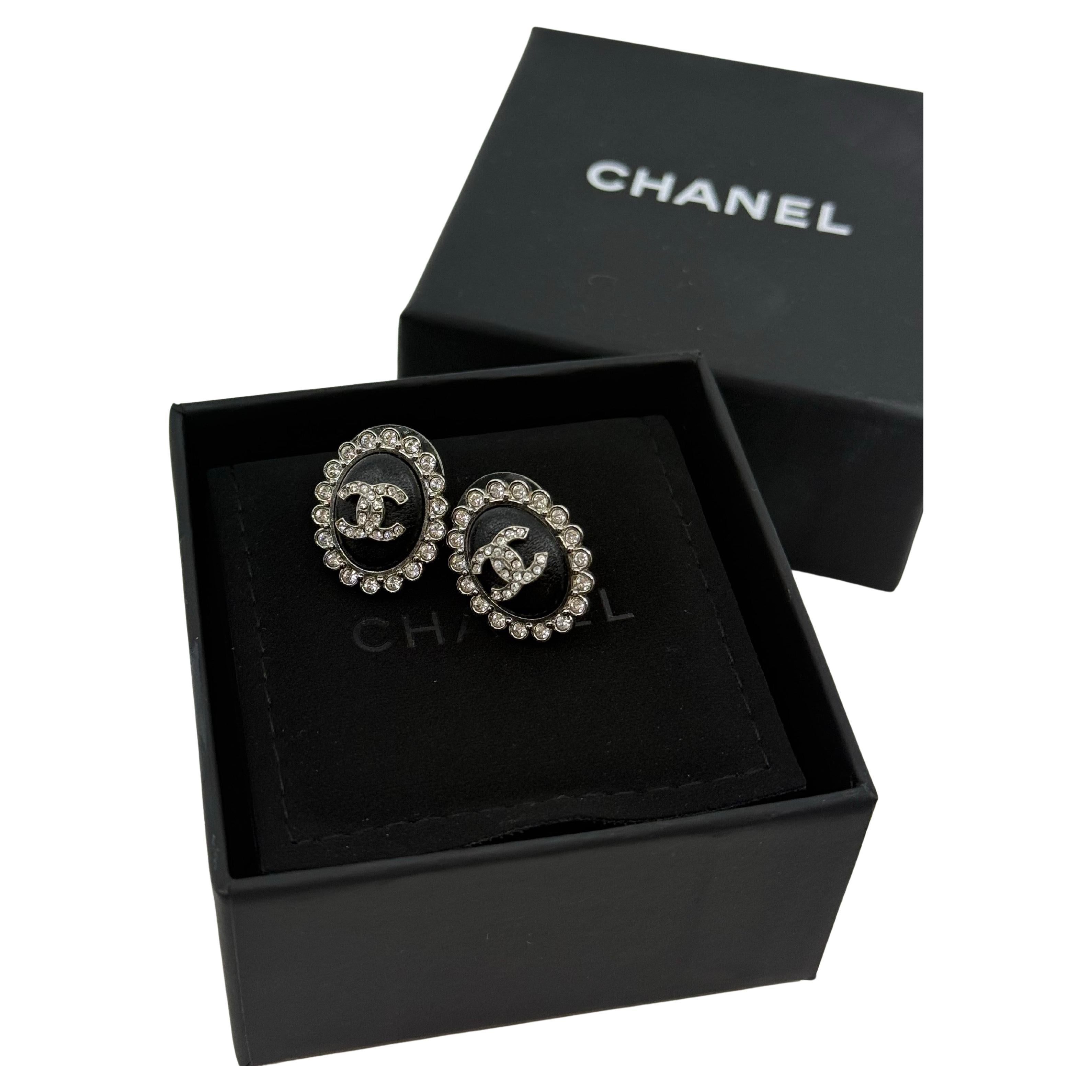 CHANEL Schwarzes Leder Silber Kristall CC Ovale Ohrringe im Angebot
