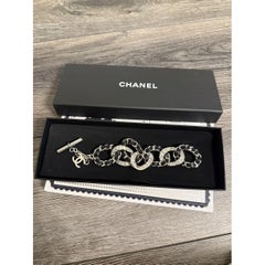 Chanel Schwarzes Leder Silber Metall CC Kristall Kette A Link-Armband