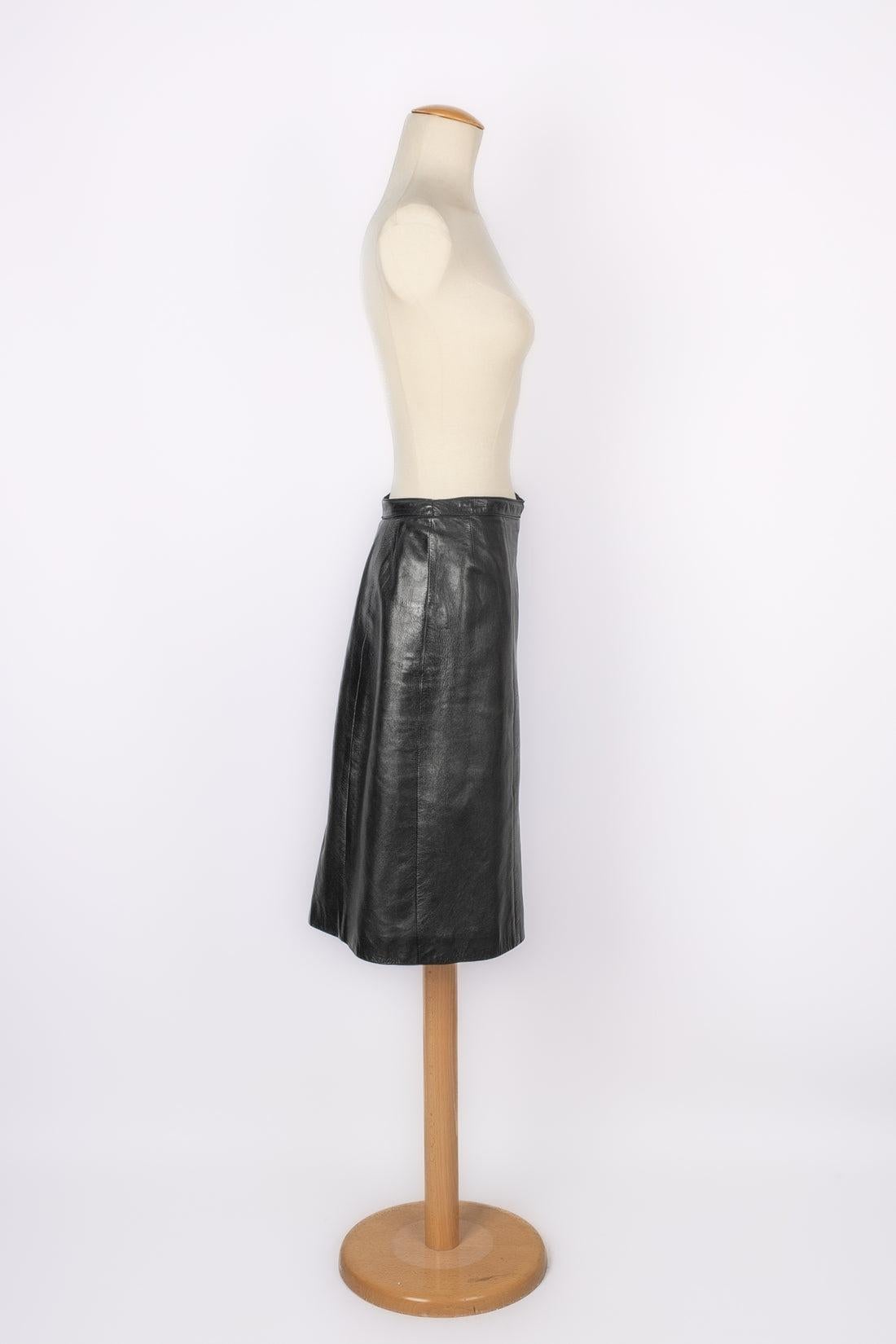 Chanel - (Made in France) Black leather skirt. Size and composition labels missing, it fits a 38FR.

Additional information:
Condition: Very good condition
Dimensions: Waist: 36 cm - Length: 59 cm

Seller Reference: FJ7