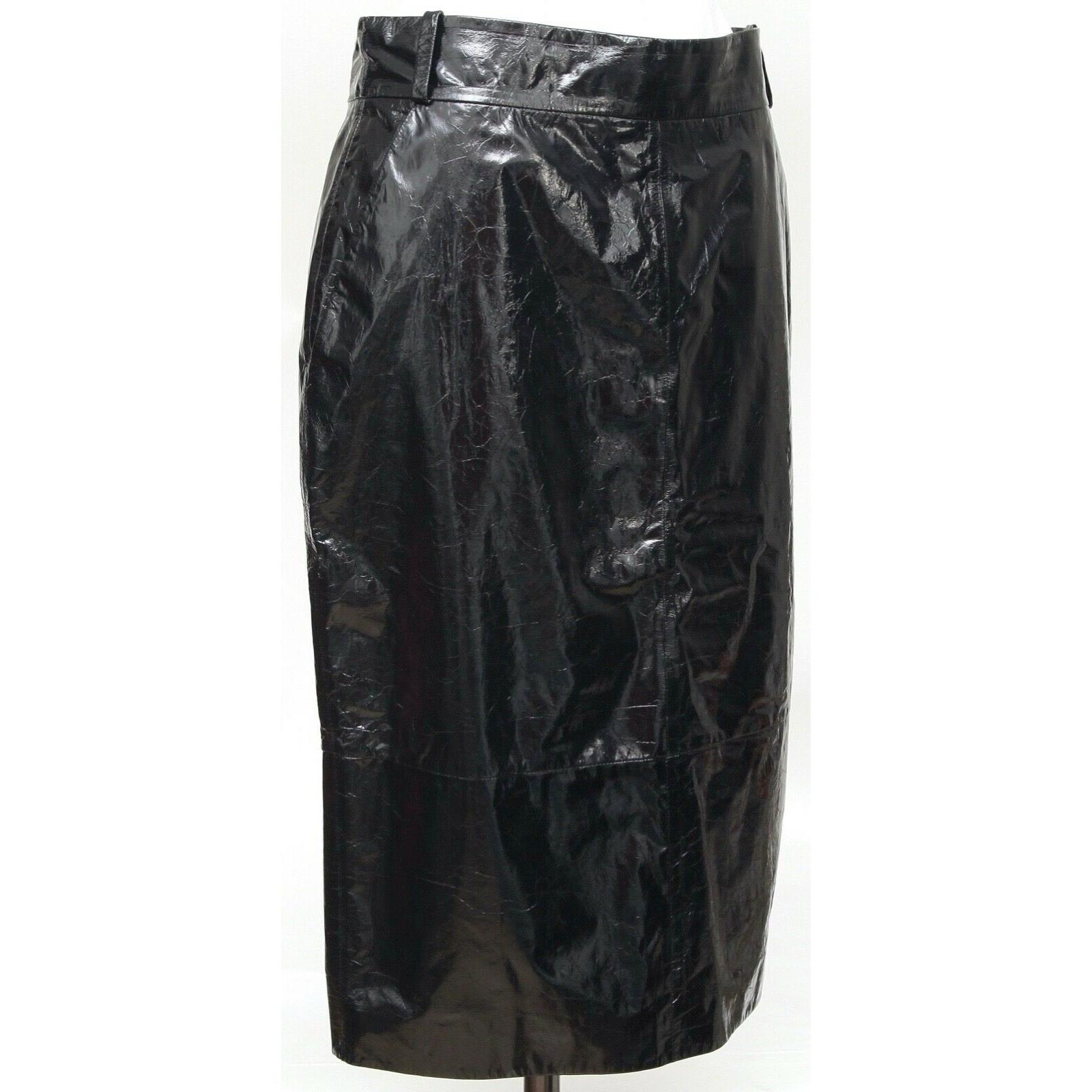 GUARANTEED AUTHENTIC CHANEL 2016 COLLECTION BLACK LEATHER SKIRT

Design:
- Black lightweight textured leather skirt from the Rome Collection.
- Pencil silhouette.
- Inverted v-shape back vent.
- Front zipper closure.
- Belt loops.
- Gunmetal colored