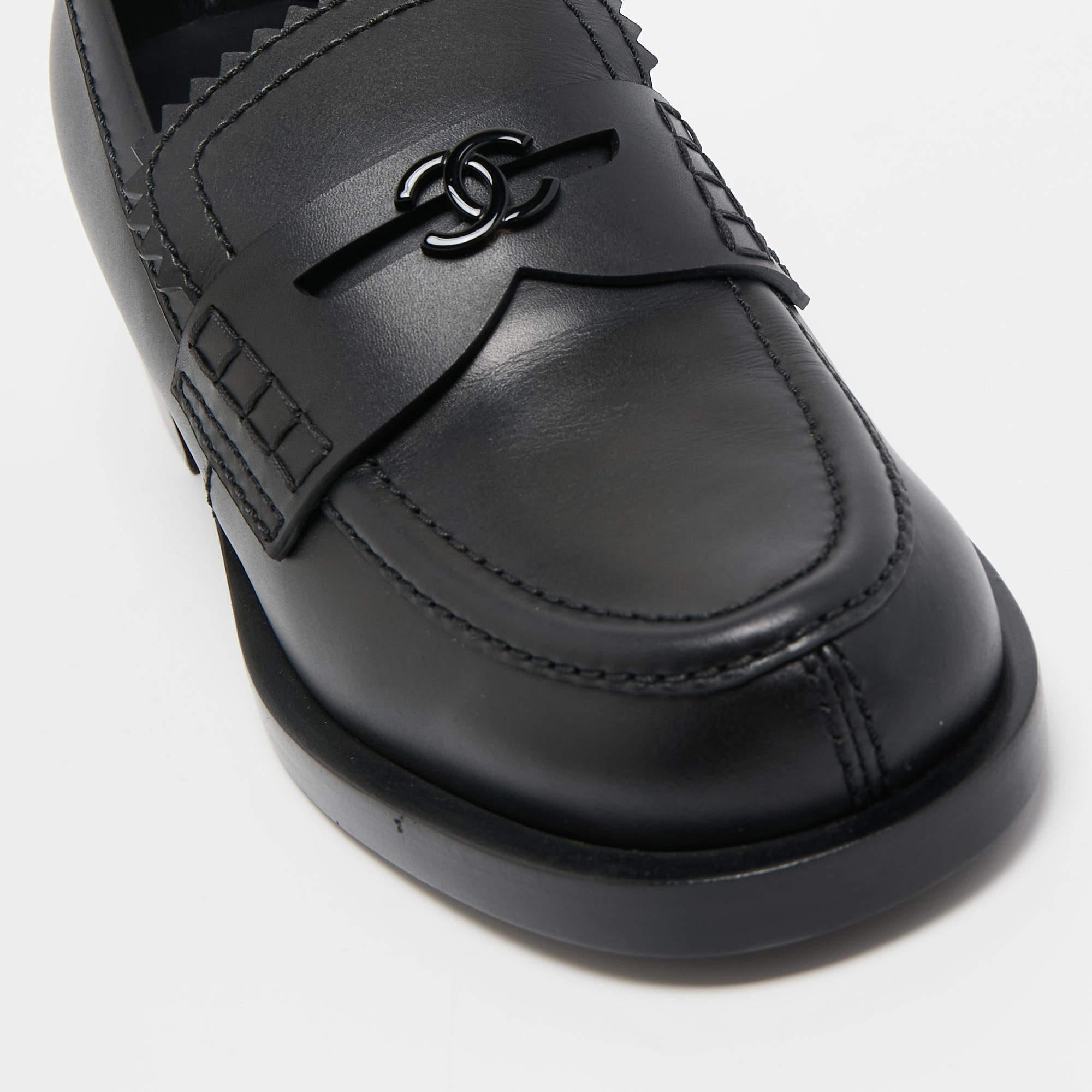 Chanel Black Leather Slip On Loafers Size 38.5 In Excellent Condition In Dubai, Al Qouz 2