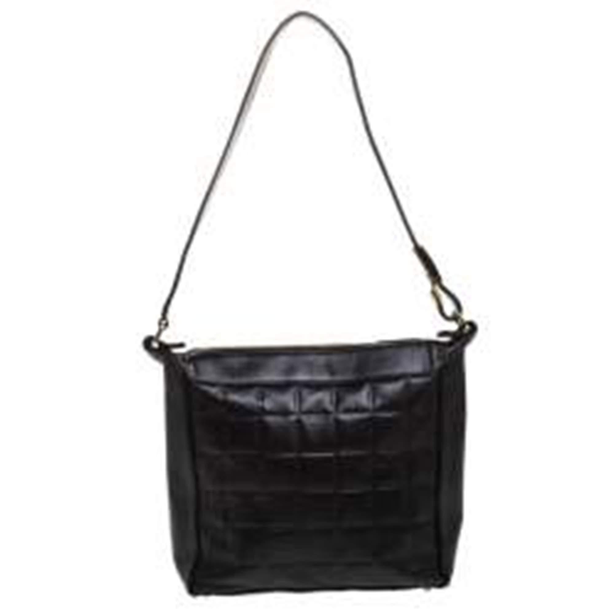 This Chanel black shoulder bag is simply gorgeous! It has been beautifully crafted from leather and designed in their signature Chocolate Bar quilt with the famous CC logo on the front. The bag also hosts a well-sized fabric interior and a single