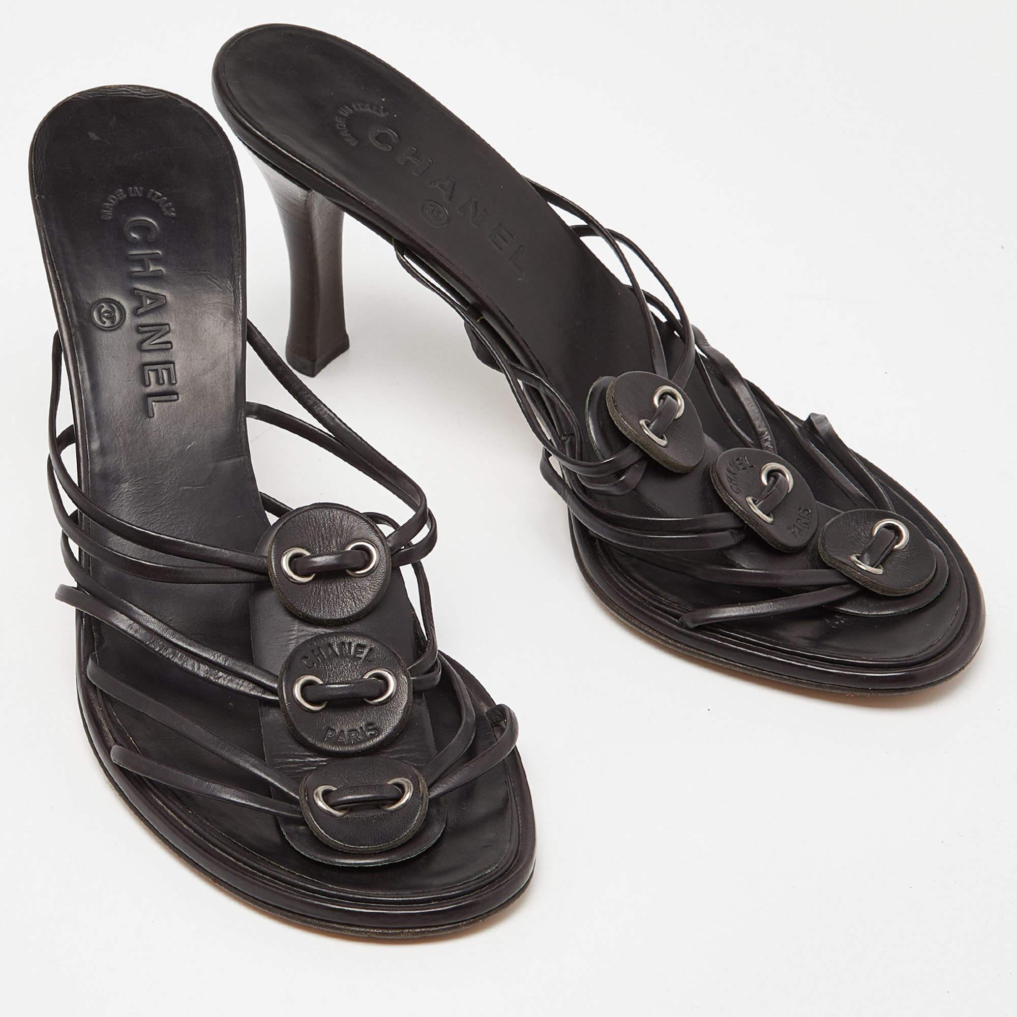 Chanel Black Leather Strappy Slides Sandals Size 41 In Fair Condition For Sale In Dubai, Al Qouz 2