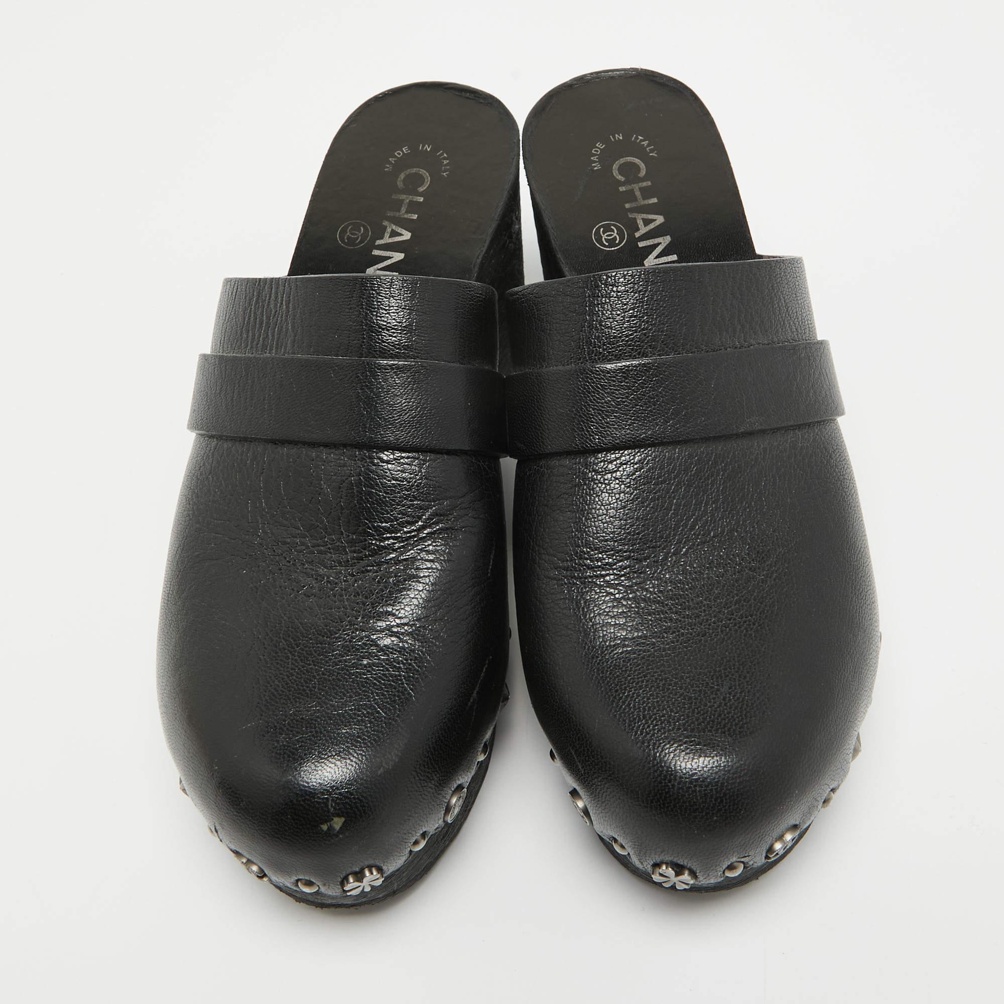 How stylish are these clogs from Chanel! They carry a black exterior made from fine leather and designed with studs, the CC logos, and platforms with block heels. The clogs are high in style and they are sure to delight your fashion