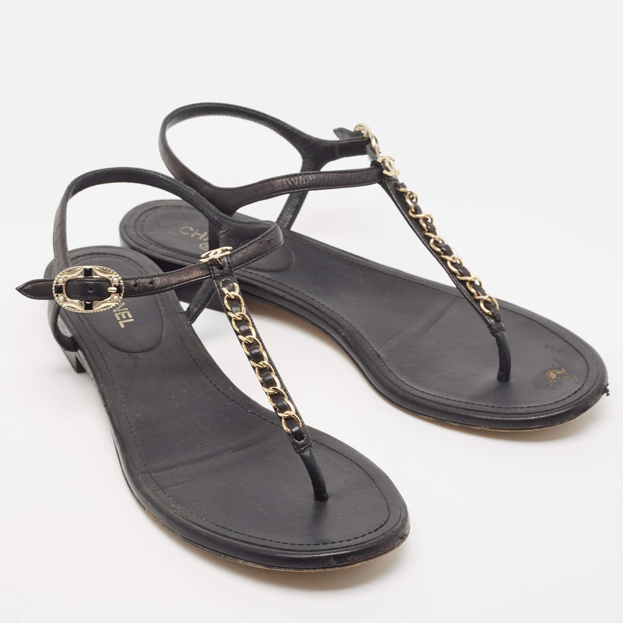 Chanel Black Leather T-Strap Flat Thong Sandals Size 39 In Good Condition For Sale In Dubai, Al Qouz 2