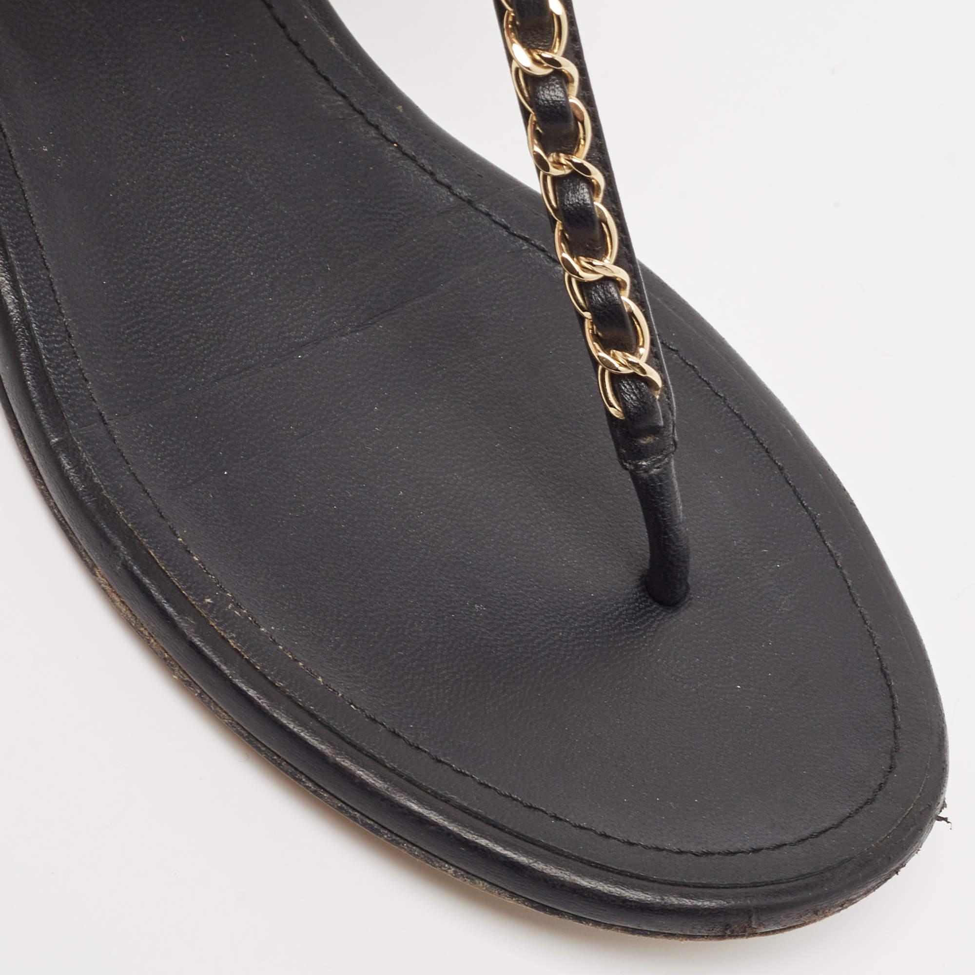 Women's Chanel Black Leather T-Strap Flat Thong Sandals Size 39 For Sale