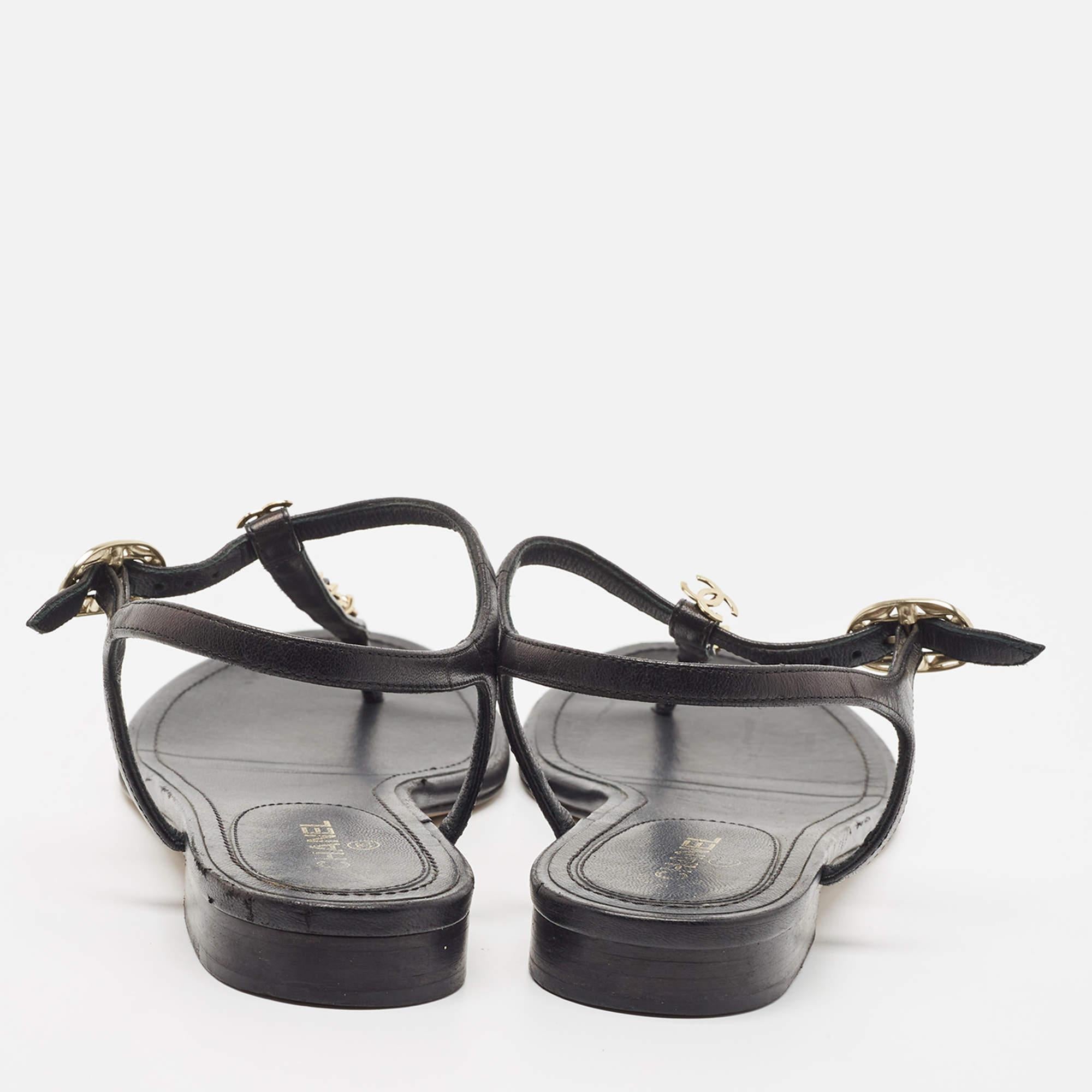 Chanel Black Leather T-Strap Flat Thong Sandals Size 39 For Sale 2