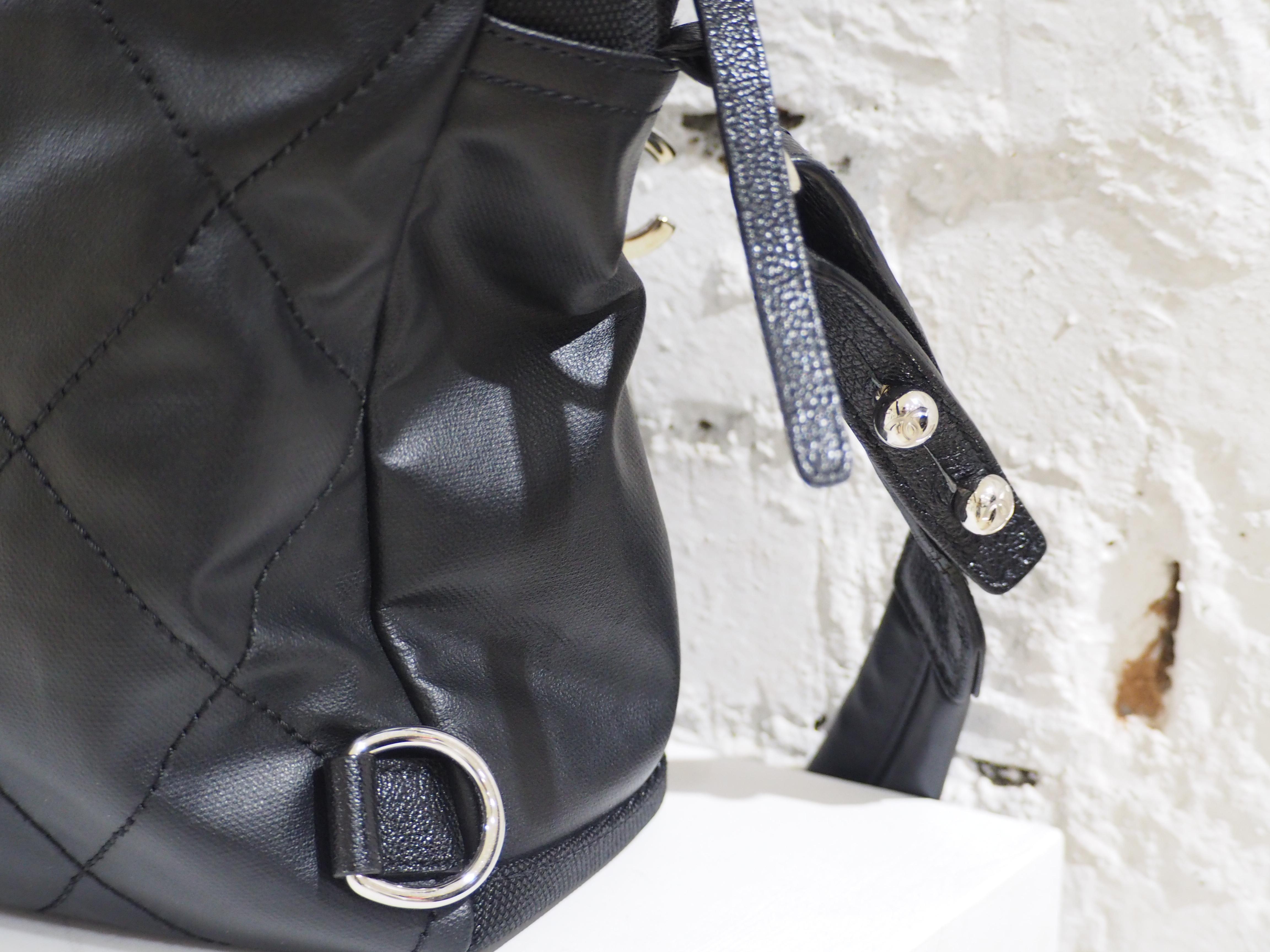 Chanel - Sac à bandoulière / sac à dos en cuir noir et textile Bon état - En vente à Capri, IT