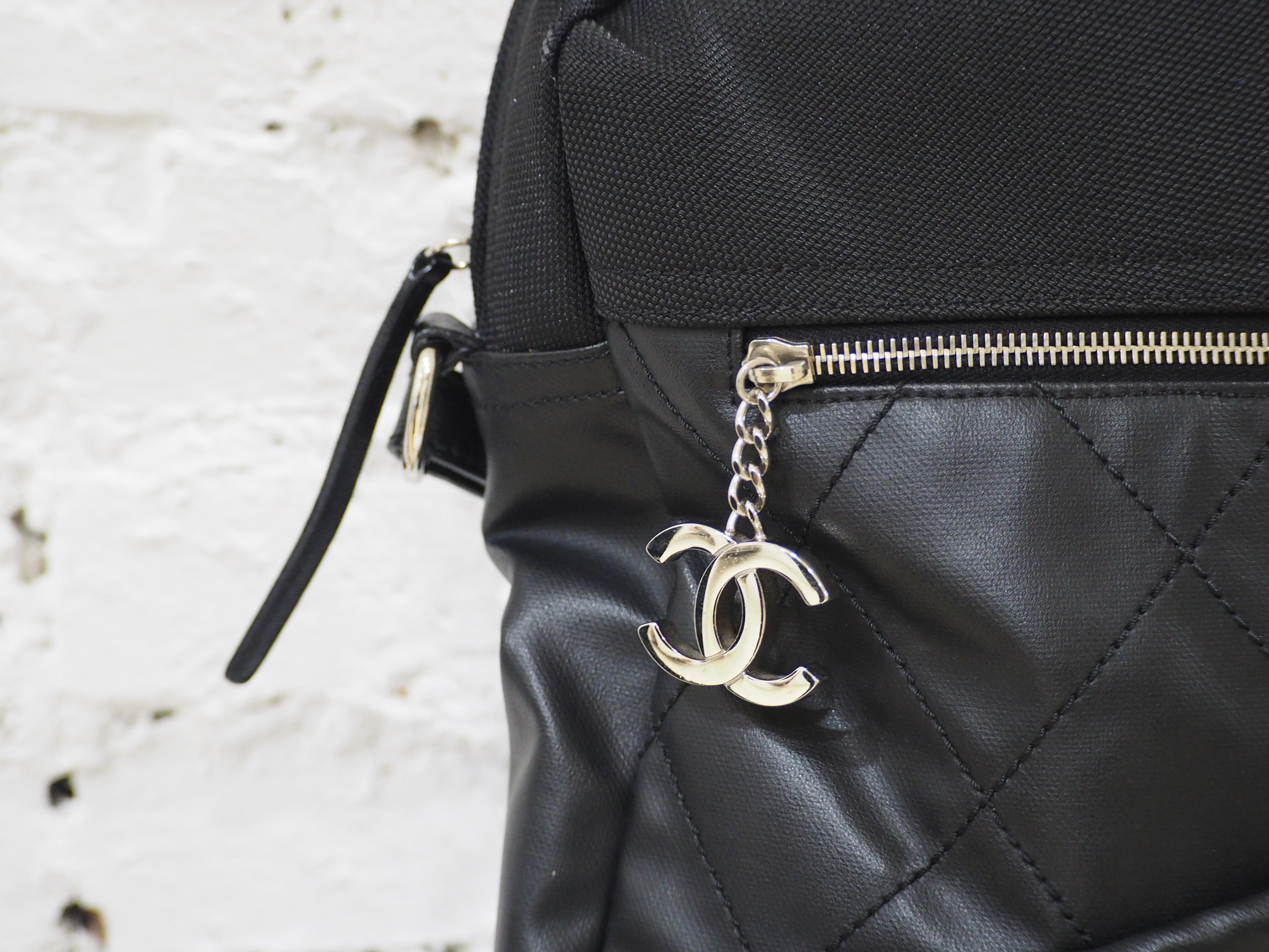 Chanel - Sac à bandoulière / sac à dos en cuir noir et textile en vente 1