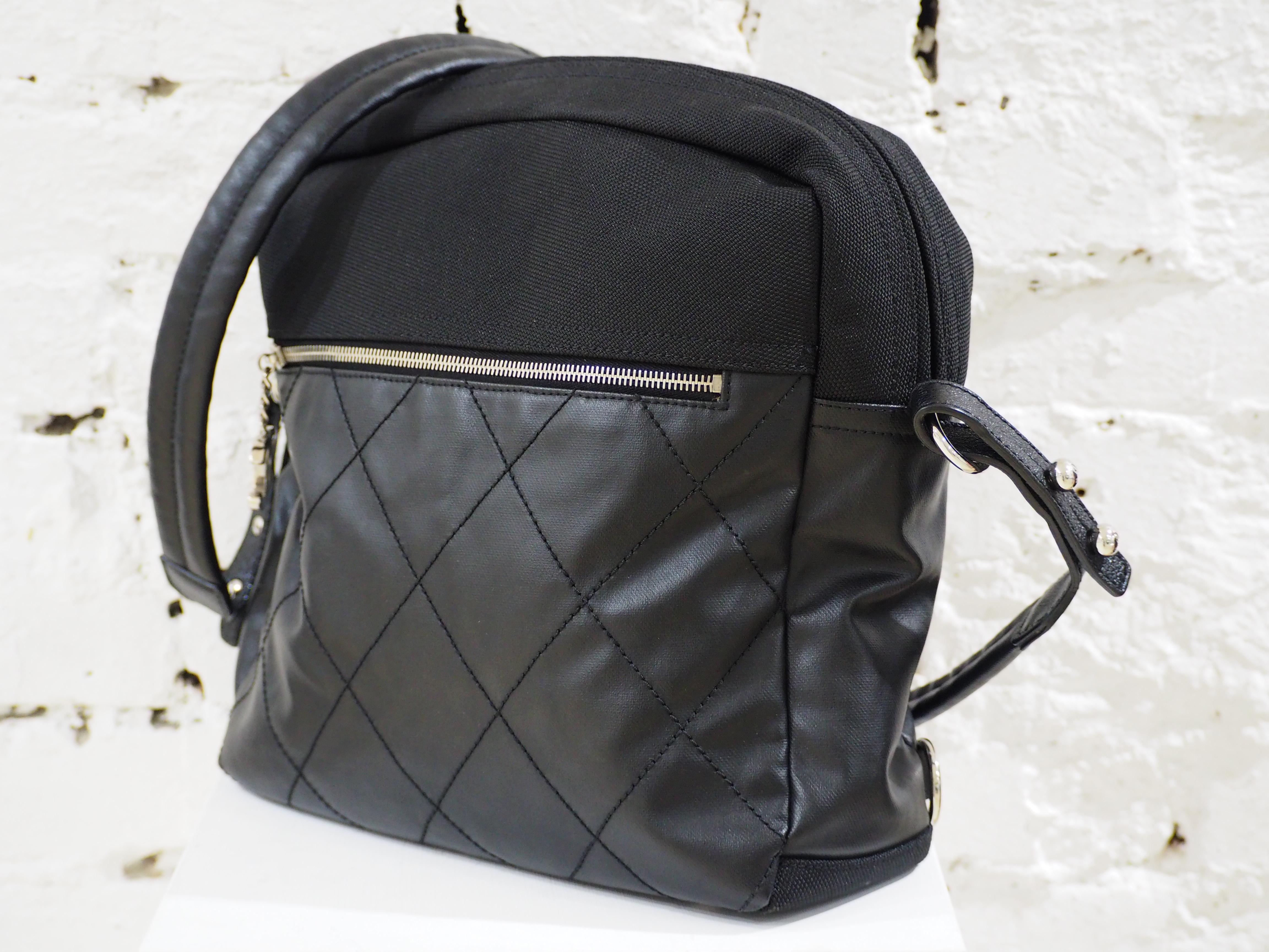 Chanel - Sac à bandoulière / sac à dos en cuir noir et textile en vente 3