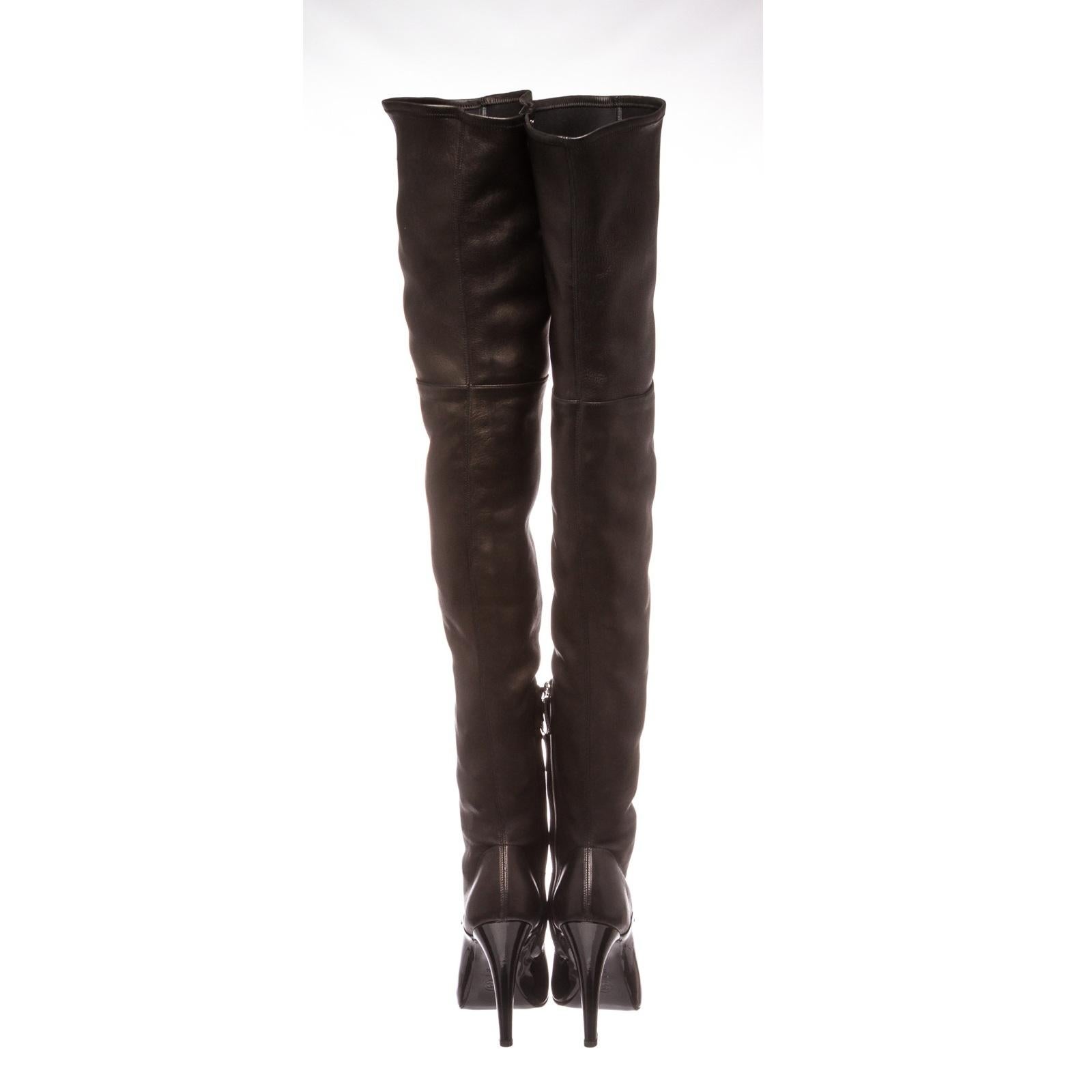 Schwarze oberschenkelhohe Chanel-Lederstiefel mit Perlenakzenten an der Innenseite der Ferse und runder Lacklederspitze.  Designer Größe 38.5. 

23111MSC