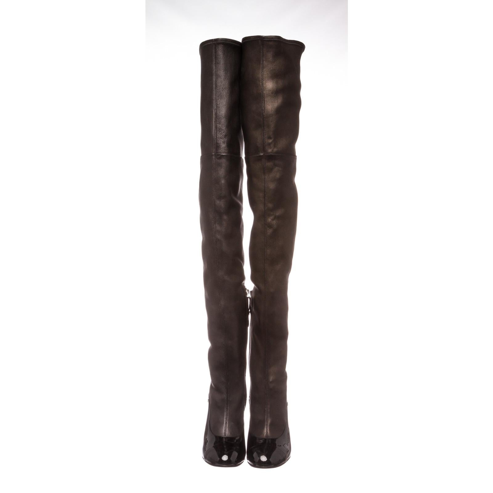Chanel Schwarz Leder Oberschenkelhohe Perlenabsatz Stiefel Heels 38.5 im Zustand „Gut“ in Irvine, CA