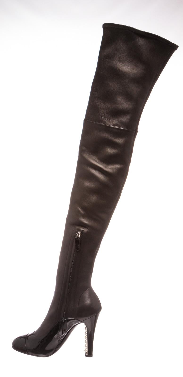 Chanel Schwarz Leder Oberschenkelhohe Perlenabsatz Stiefel Heels 38.5 1