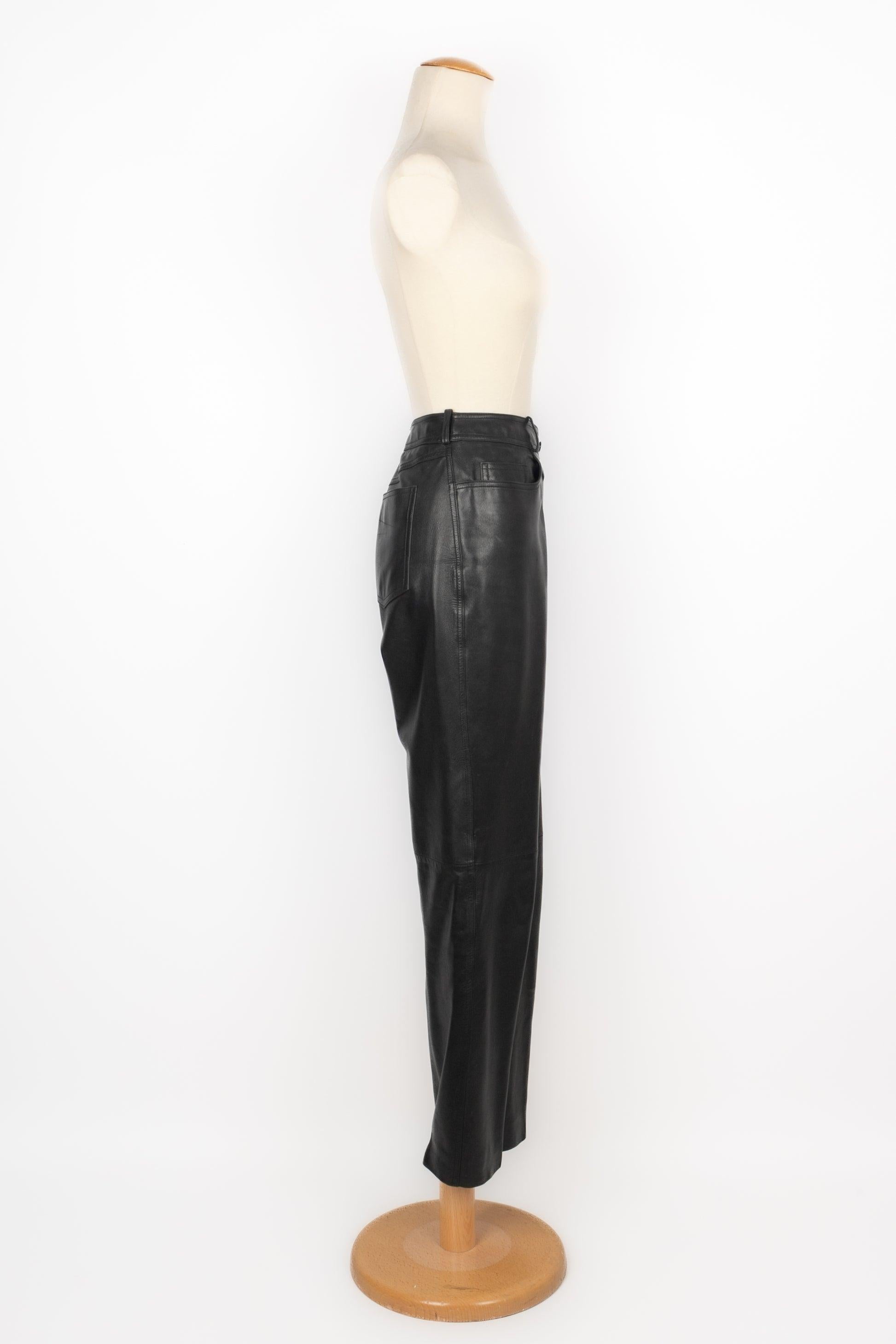 Chanel - Black leather trousers. No size indicated, it fits a 38FR.

Additional information:
Condition: Decent condition
Dimensions: Waist: 38 cm - Hips: 46 cm - Length: 100 cm

Seller Reference: FJ147