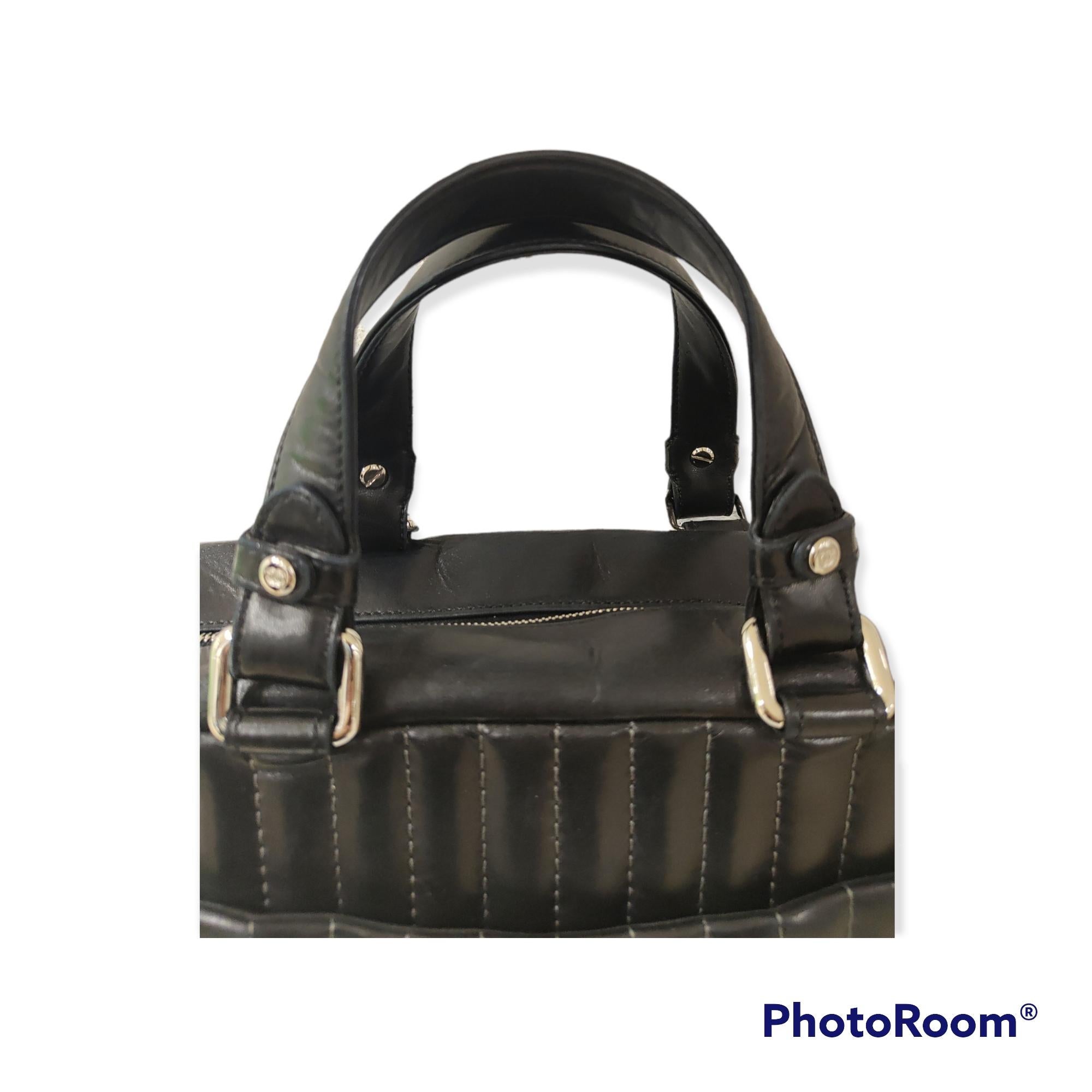 Chanel black leather vertical shoulder handle bag
measurements: 31 * 17 cm, depth 13 cm