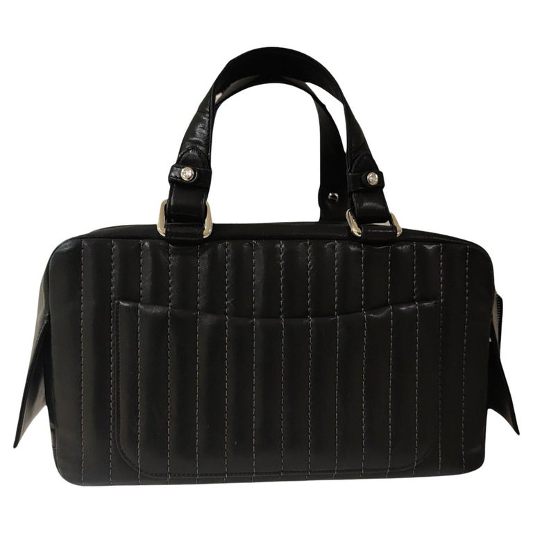 Borsa Chanel in pelle nera con manico verticale in vendita su 1stDibs |  borsa chanel con manico, borsa chanel manico, chanel borsa con manico