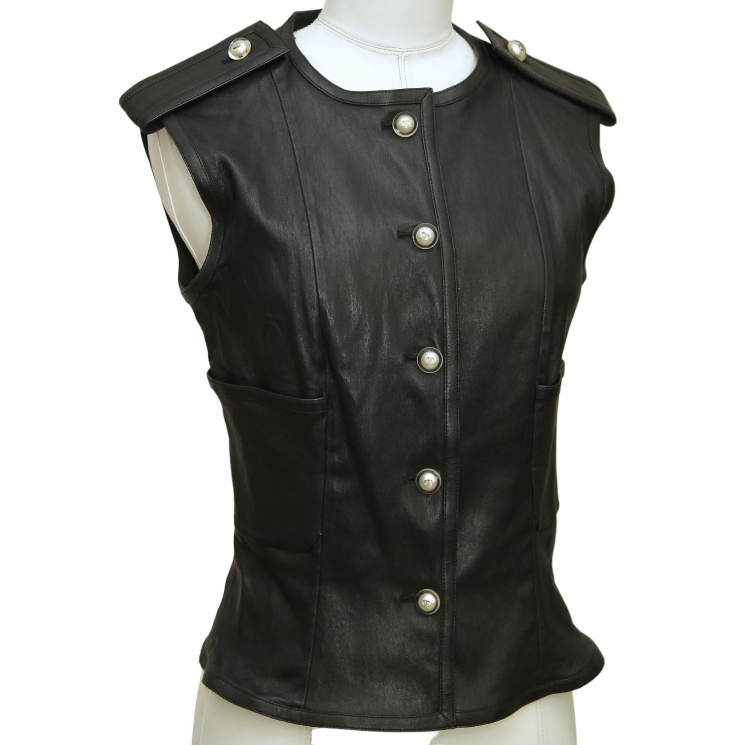 CHALECO DE CUERO NEGRO CHANEL 2016 AUTÉNTICO GARANTIZADO

Diseño:
 - De la colección 2016 chaleco de suave piel de cordero negra.
 - Cuello redondo.
 - Sin mangas.
 - Botón de abajo.
 - Dos bolsillos de parche.

Tejido: 50% Piel de cordero, 49%