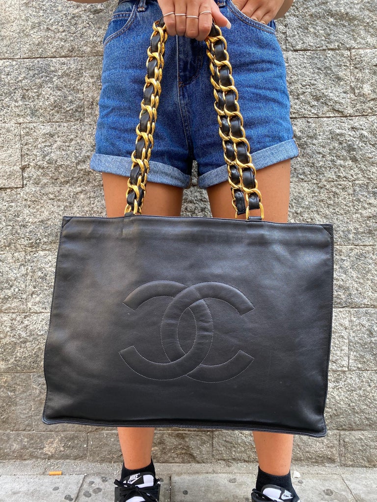 Chanel Black Leather Vintage Shoulder Bag For Sale 6