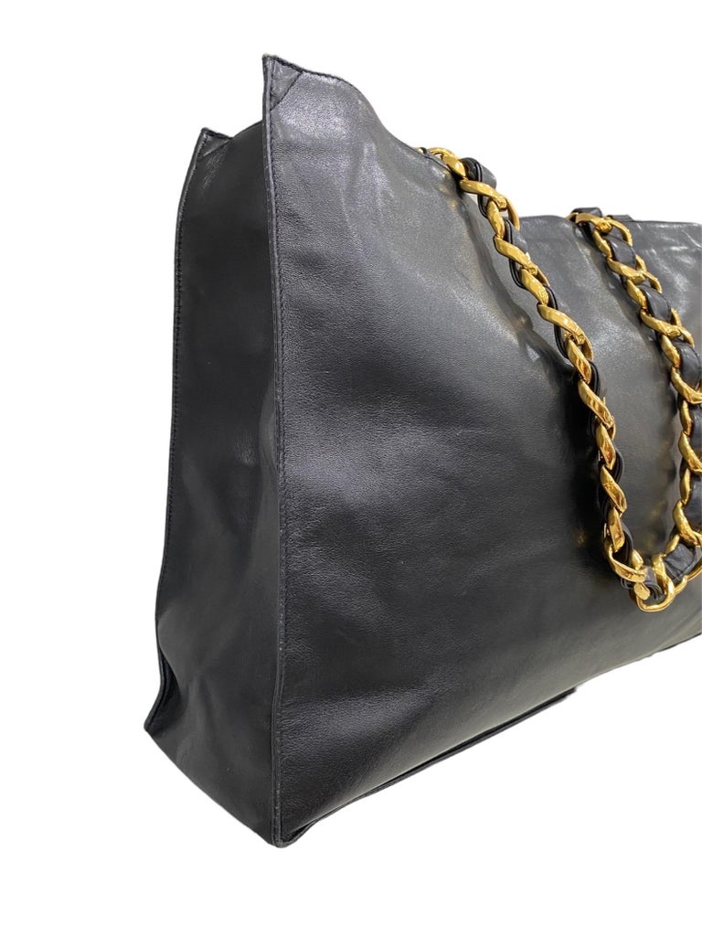 

Chanel vintage shopper bag, made of black leather with gold hardware.

It is not equipped with any type of closure, internally lined in black leather, very roomy.

Equipped with double shoulder handle made of leather and interwoven chain.

Year of