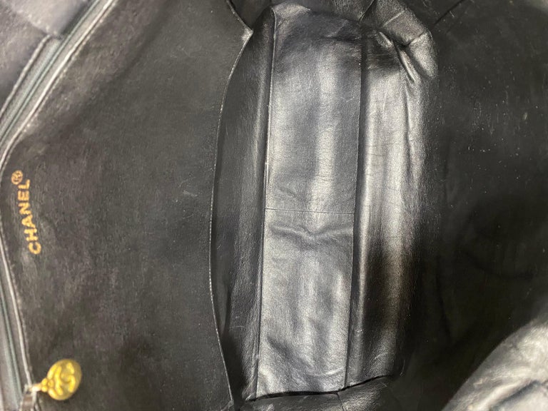 Chanel Black Leather Vintage Shoulder Bag For Sale 5