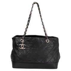 CHANEL VIP MEDIUM SHOPPING Tasche aus schwarzem Leder mit schillerndem Kalbsleder