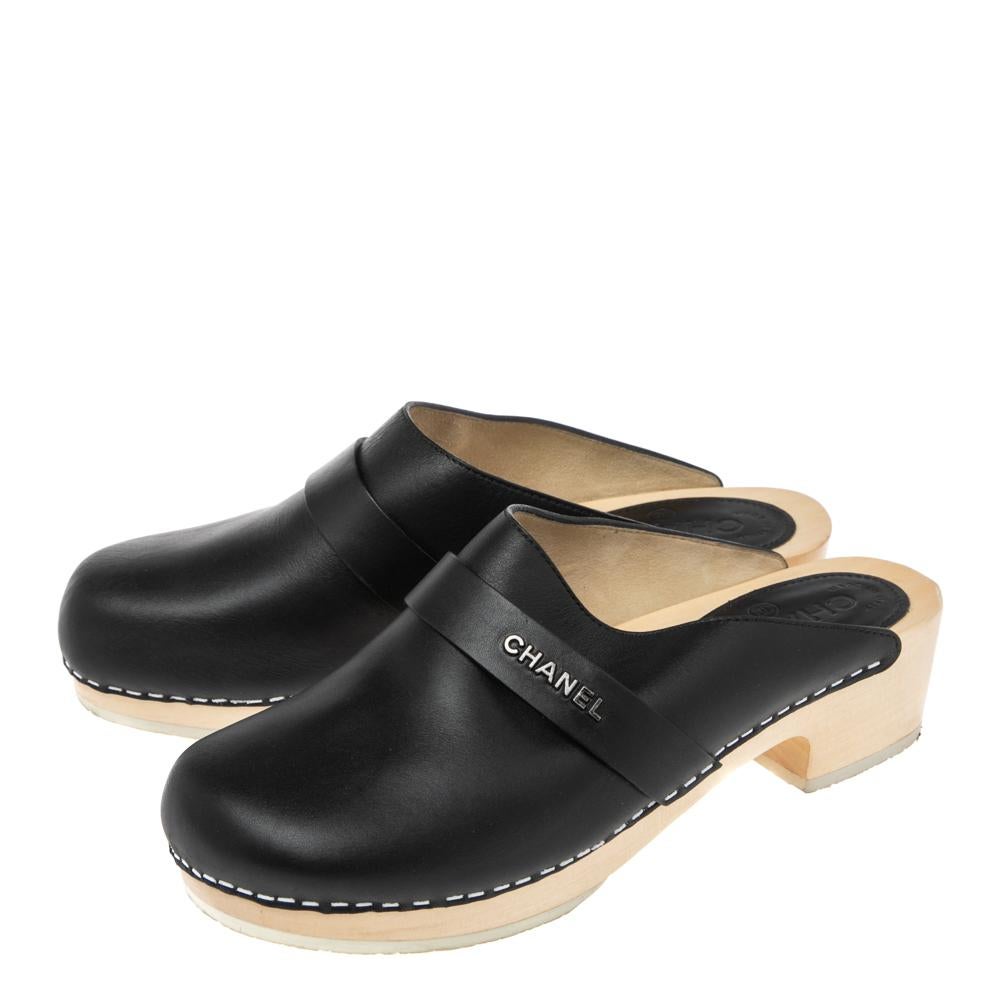 Nero Chanel Zoccoli di legno in pelle nera taglia 39