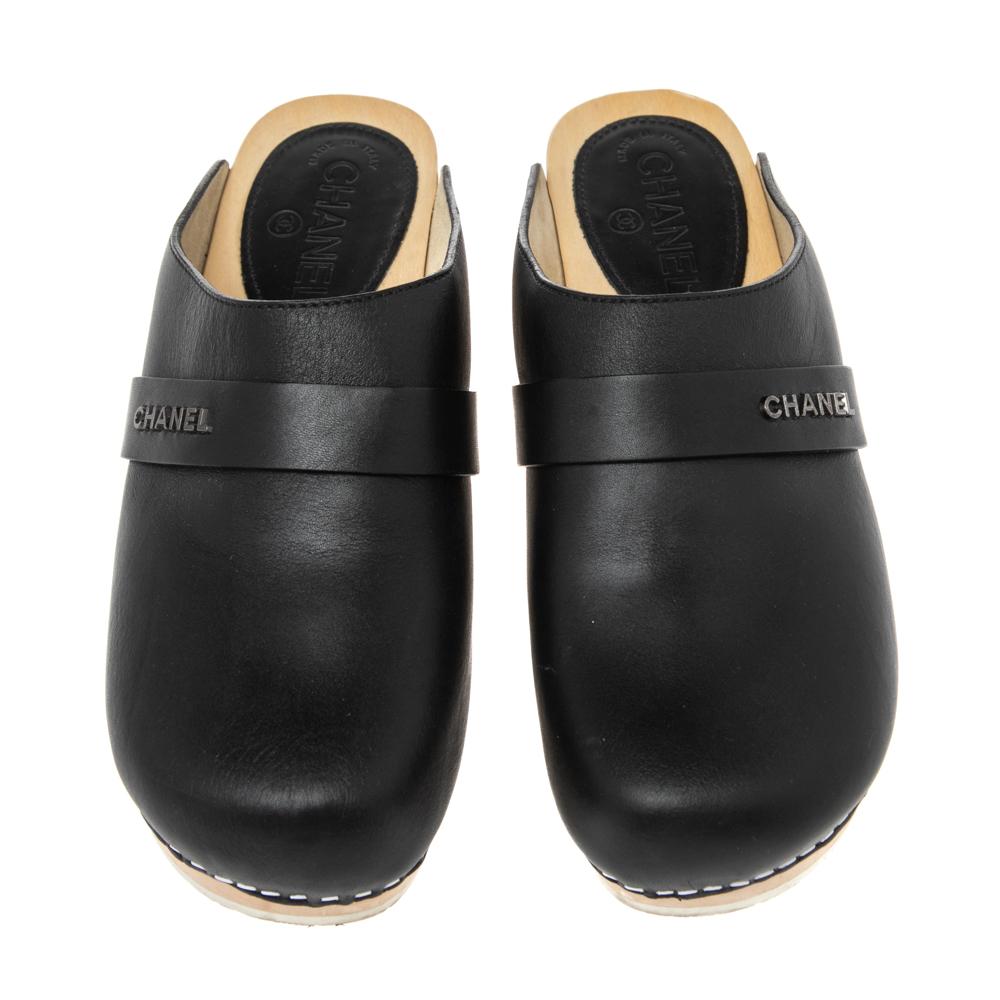 Chanel Zoccoli di legno in pelle nera taglia 39 In condizioni buone a Dubai, Al Qouz 2