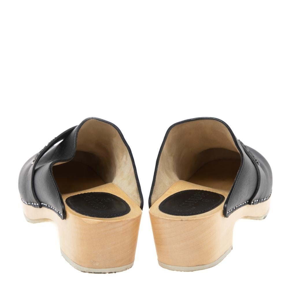 Donna Chanel Zoccoli di legno in pelle nera taglia 39