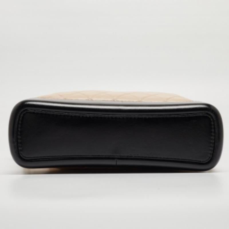 Le hobo Gabrielle de Chanel est un modèle d'allure intemporelle. Réalisé avec une attention méticuleuse aux détails, ce sac hobo arbore un design classique en cuir matelassé dans des teintes contrastées, exhalant un chic sans effort. Son intérieur
