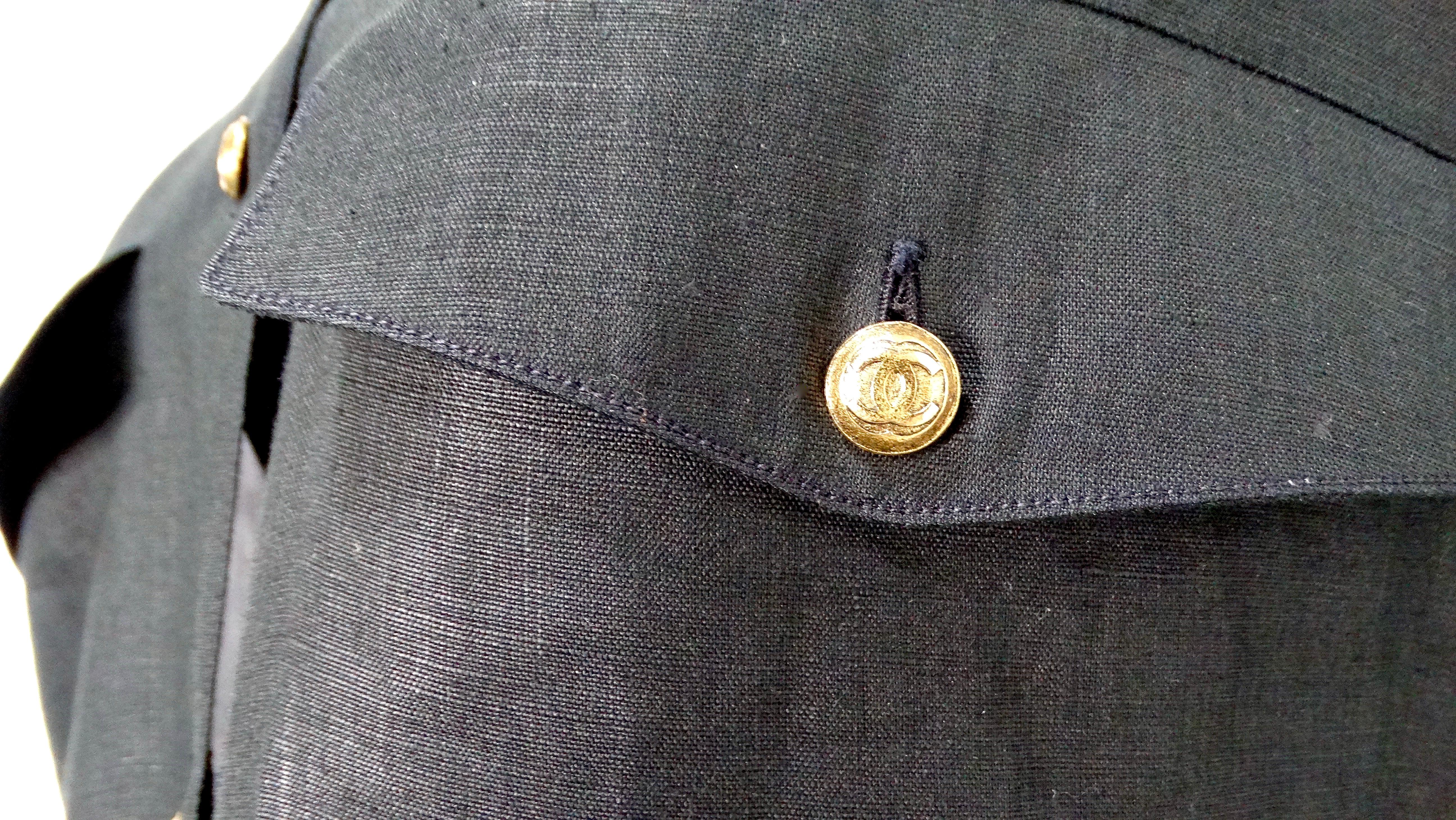 Chanel Camicia a manica corta in lino nero con bottoni a CC intrecciati, circa anni '80 In condizioni buone in vendita a Scottsdale, AZ