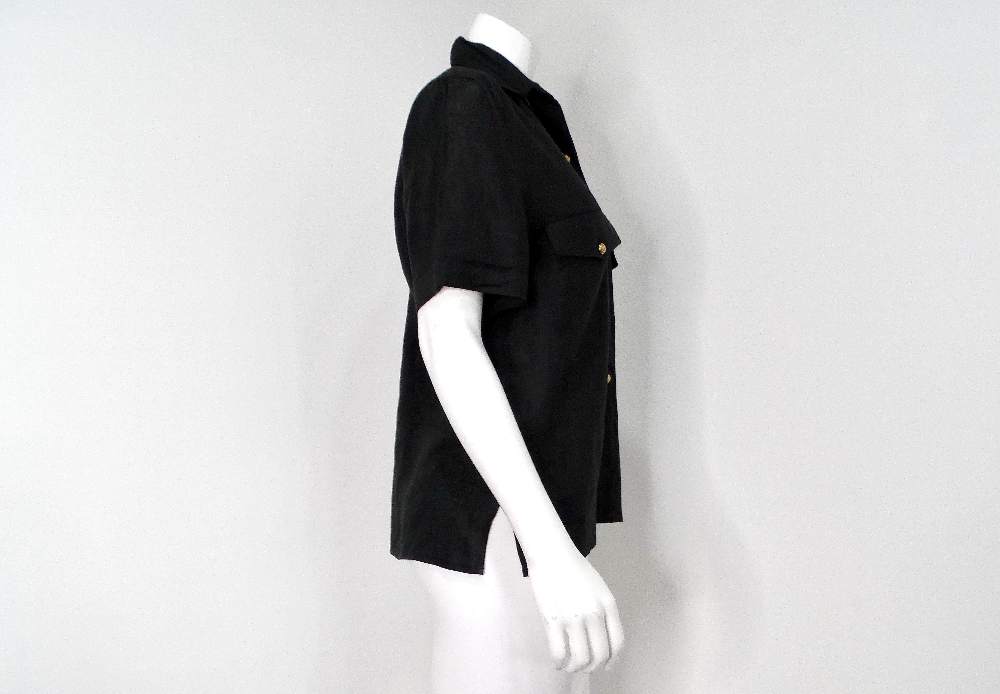Chanel Camicia a manica corta in lino nero con bottoni a CC intrecciati, circa anni '80 in vendita 1