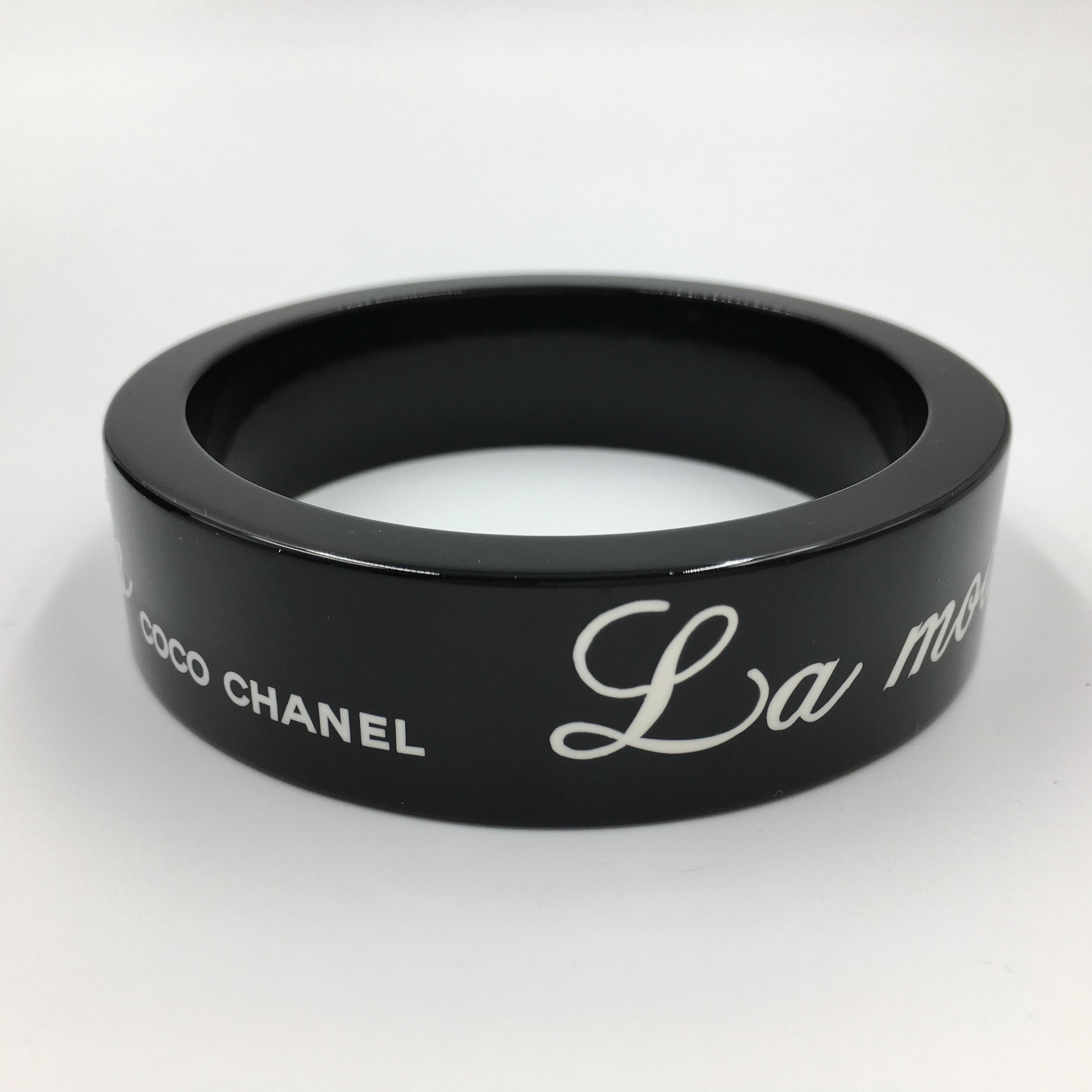 Chanel Black Logo Bangle - La Mode se Demode. Le Style Jamais Coco Chanel In Good Condition For Sale In Los Angeles, CA