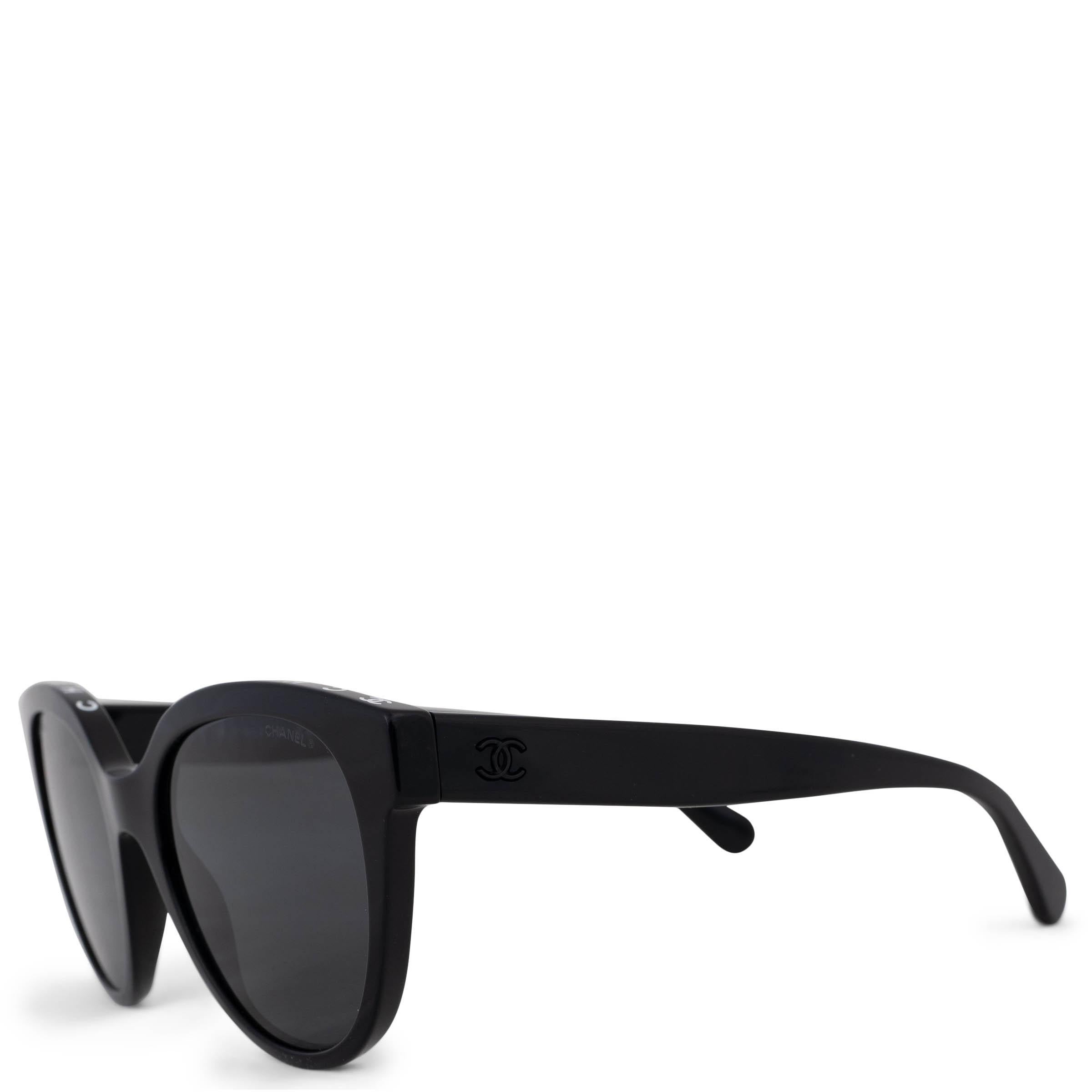 Estas gafas de sol Chanel 100% auténticas de acetato negro presentan una elegante montura de mariposa con la firma Chanel blanca en la parte superior. Diseñadas con sofisticación en mente, se completan con lentes grises y detalle CC en las patillas,