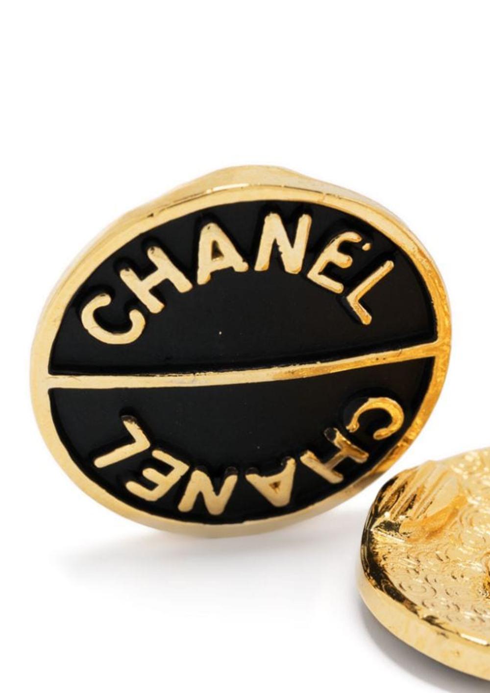  Chanel Black Logo Clip-On Earrings In Good Condition For Sale In Paris, FR