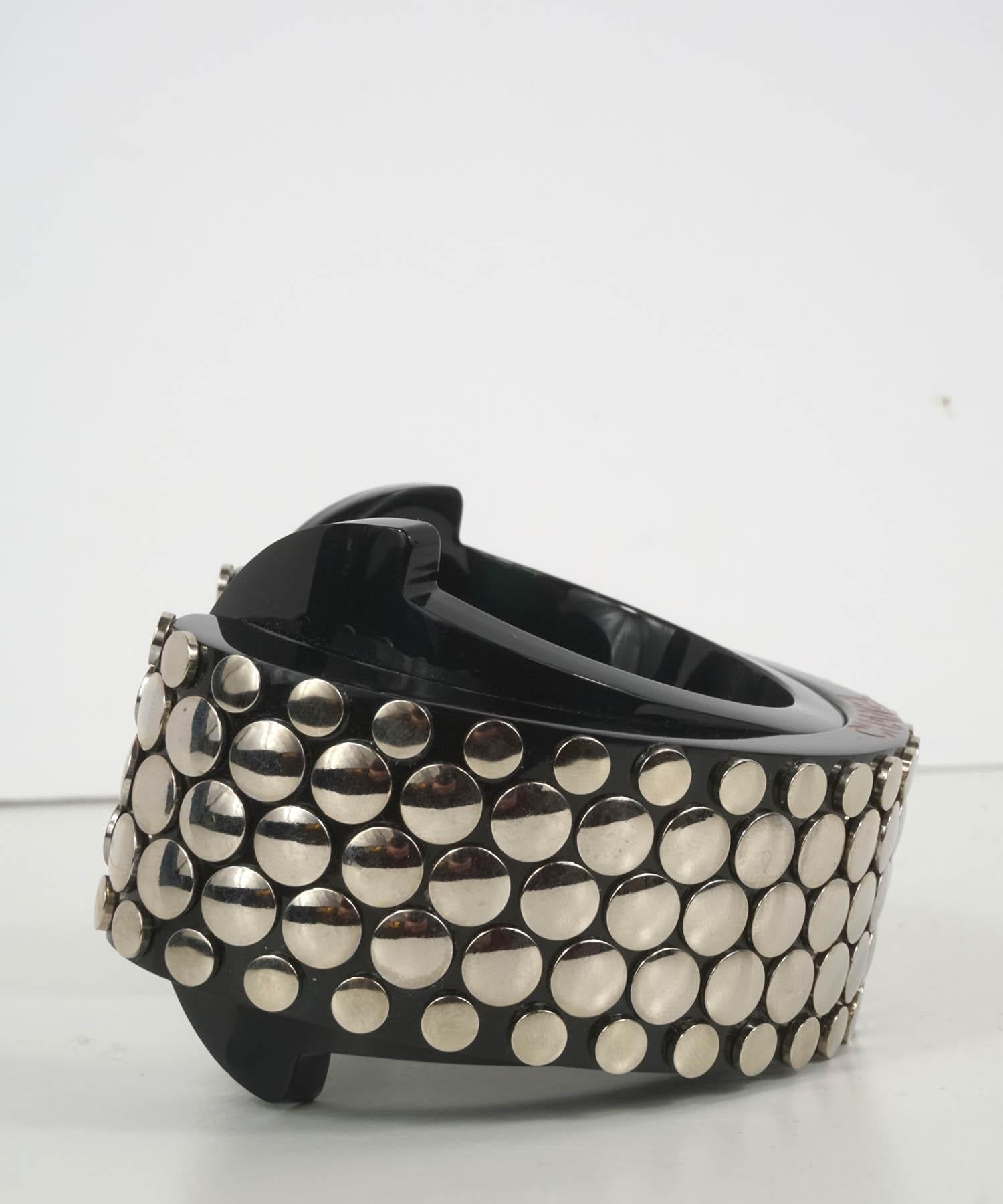 Chanel Schwarzes Lucite-Manschettenarmband aus Lucite, verschönert mit silbernen Metallnieten 2005 (Moderne) im Angebot