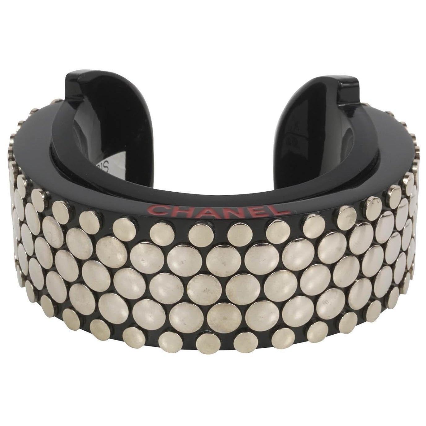 Bracciale Chanel in lucite nera impreziosito da borchie in metallo argentato 2005