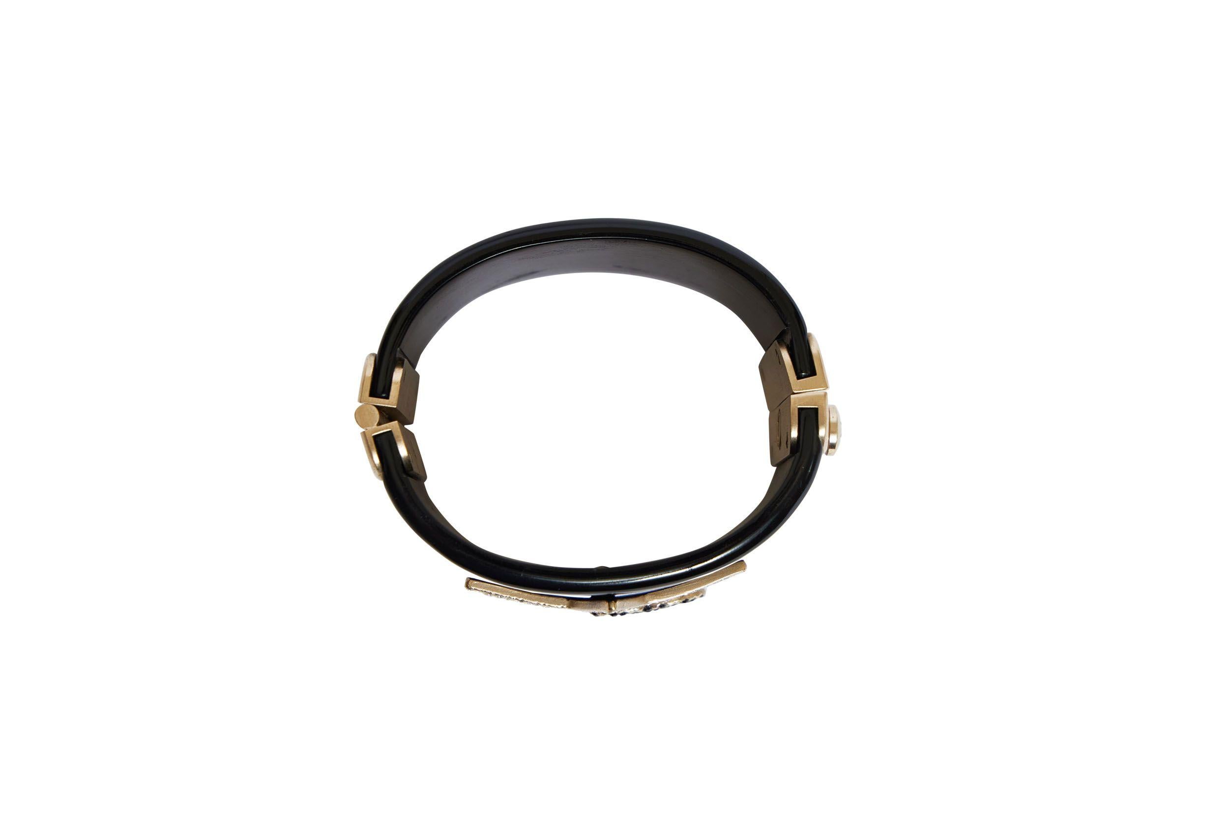 Chanel Black Lucite Cuff Bracelet Star In Excellent Condition For Sale In West Hollywood, CA