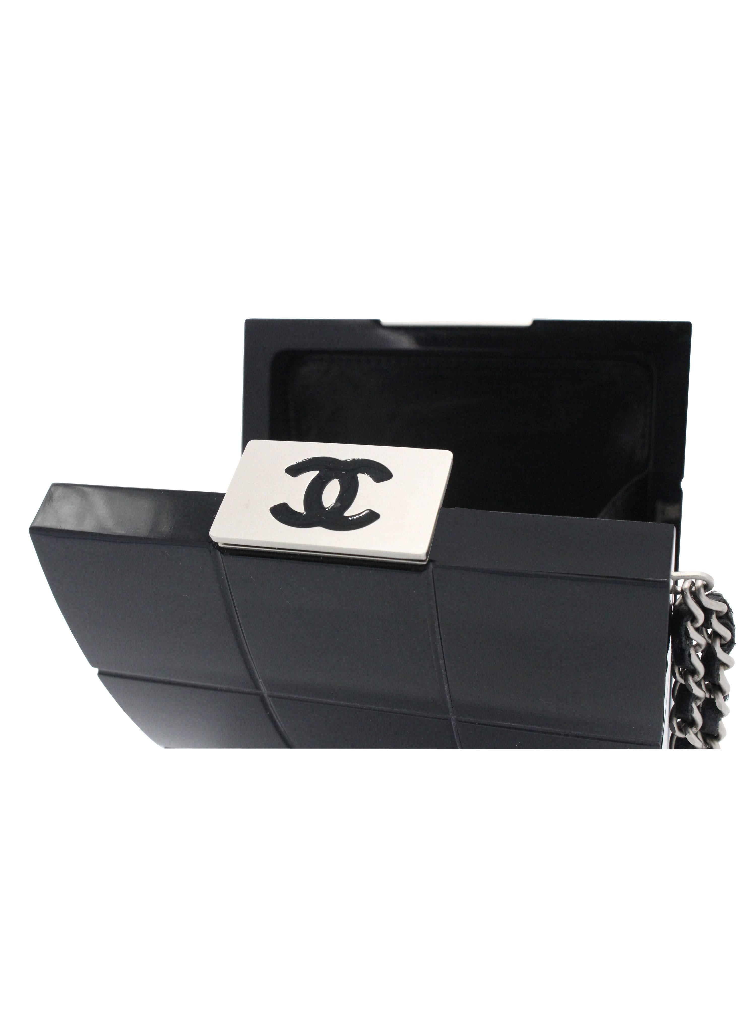 Chanel pochette/bracelet minaudière en lucite noire pour collectionneurs printemps 2002 en vente 1