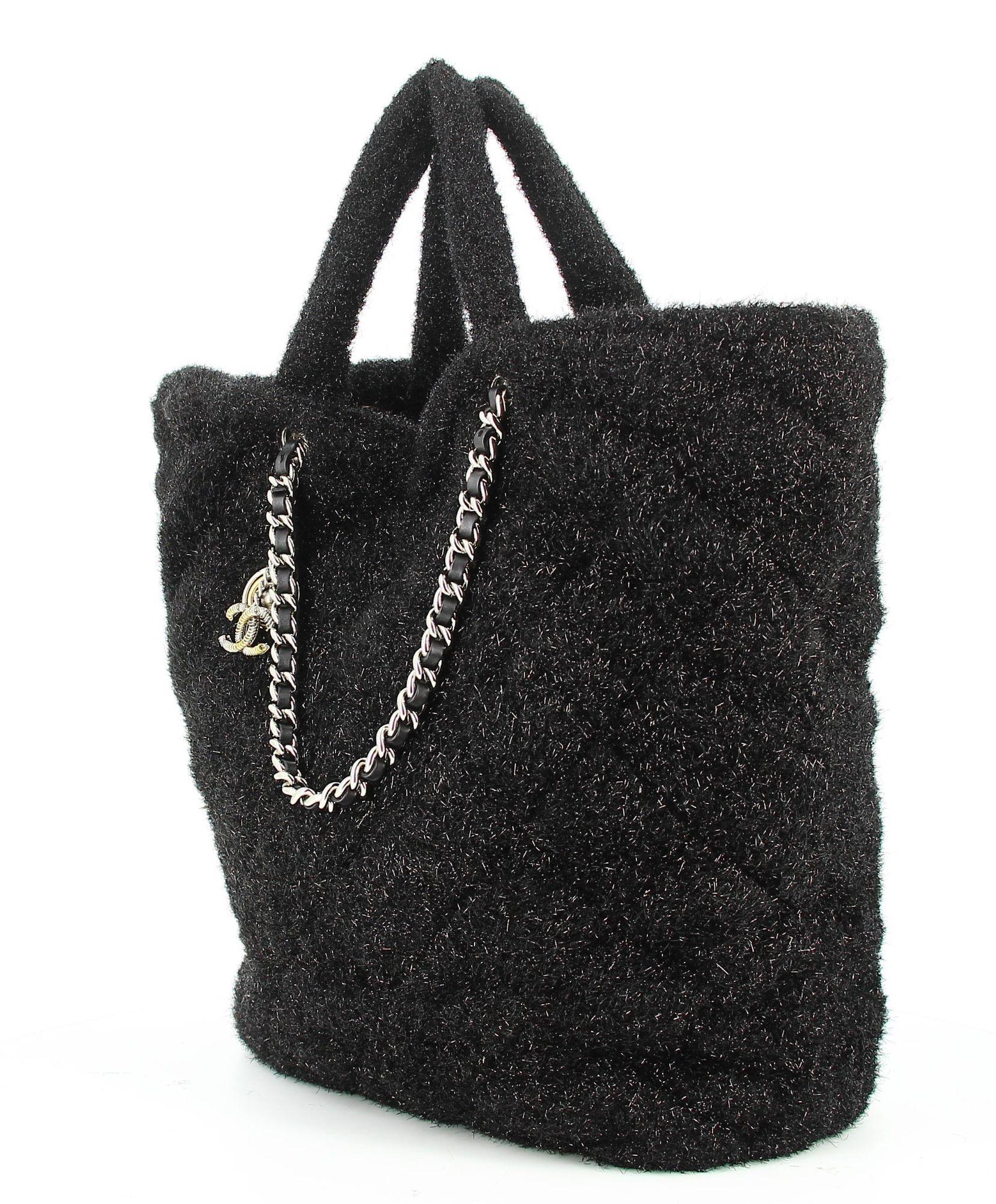 Schwarze gesteppte Canvas-Tasche von Chanel.
Sehr guter Zustand, sehr sehr leichte Gebrauchsspuren, aber nicht auffällig.
Schwarze Chanel-Tasche in Form einer Tototasche, die im Alltag getragen werden kann, mehrere Dinge aufnehmen kann, hat diese