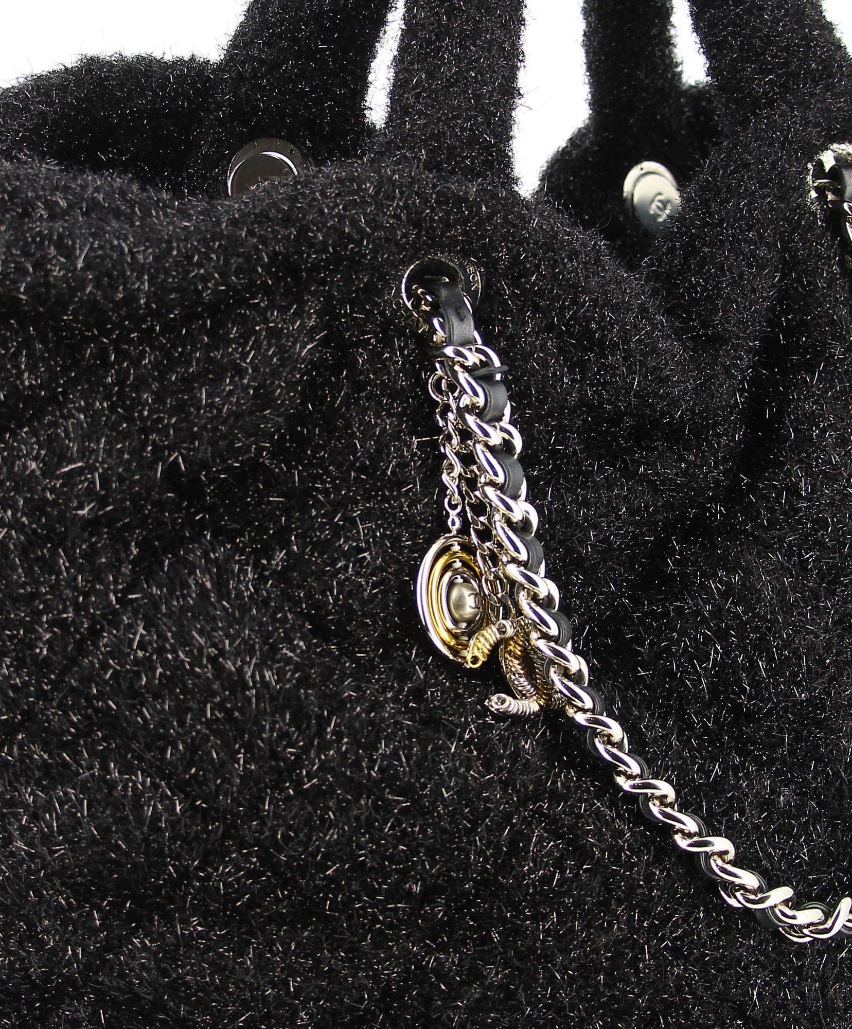 Chanel Schwarze Lurex gesteppte Segeltuchtasche im Angebot 3